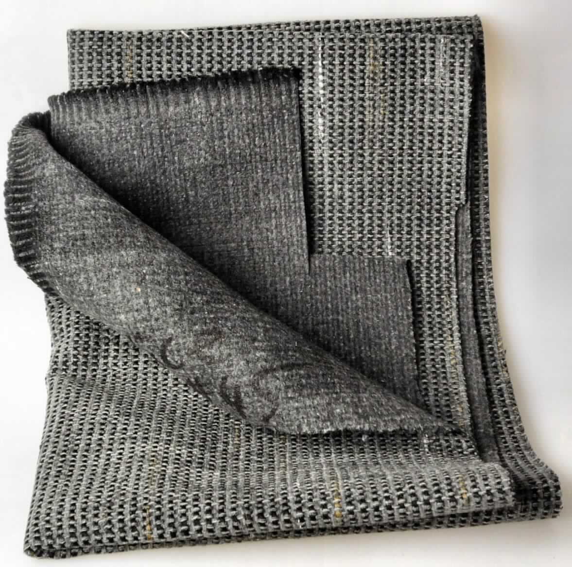 Gewebe, sog. Möbelbezugsstoff, Foto siehe Anlage,
- als Meterware, mit einer Breite von mehr als 30 cm,
- laut Untersuchungsergebnis:
-- aus dünnen Kettgarnen aus synthetischen Filamenten (laut Antrag: Polyester),
-- aus dicken graumelierten Kettgarnen (Effektzwirn), bestehend aus einem klarsichtigen Garn aus synthetischen 
   Monofilamenten sowie zwei gedrehten und zwei gezwirnten Garnen aus Polyester-Spinnfasern,
-- aus dünnen Schussgarnen aus Reißspinnstoff, bestehend aus Baumwolle und Polyester-Spinnfasern mit einer 
   Beimischung von Viskose- und Polyacryl-Spinnfasern,
-- aus bunten Schussgarnen (Effektzwirn), bestehend aus einem dünnen Garn aus Polyesterfilamenten, einem
   gedrehten Garn aus Polyester-Spinnfasern und einem dicken Garn aus Polyester- und Polyacryl-Spinnfasern,
-- aus dicken, grauen Schussgarnen (Chenille) aus Polyacryl-Spinnfasern;
   mit einem Gesamtanteil an:
--- Polyester-Spinnfasern (synthetische Spinnfasern) von ca. 55 GHT,
--- Polyacryl-Spinnfasern (synthetsiche Spinnfasern) von ca. 18 GHT,
--- Polyester-Filamenten (synthetische Filamente) von ca. 16 GHT,
--- Viskose-Spinnfasern (künstliche Spinnfasern) von 4 GHT,
--- Baumwolle von ca. 7 GHT,
-- buntgewebt,
-- in Musterbindung,
-- u. a. keine samtartige Oberfläche, somit kein Chenillegewebe,
-- auf der Rückseite geraut und zusätzlich genadelt sowie dünn mit Kunststoff bestrichen (mit dem bloßen Auge 
   nicht wahrnehmbar).

"Gewebe aus synthetischen Spinnfasern, anderes als in den Positionen 5512 bis 5514 genannte, aus Polyester- 
 Spinnfasern, anderes als in den Unterpositionen 5515 11 bis 5515 13 genannte, buntgewebt"