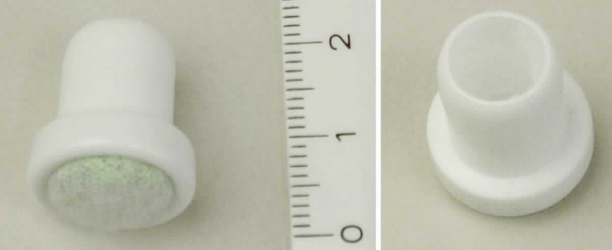 Es handelt sich bei dem sog. "High-Flow Applicator Ersatzfilz für Dripsticks" um die austauschbare Spitze eines Stiftes (hier: Dripstick Coversall, nicht Gegenstand dieser vZTA). 

Das Erzeugnis mit den Maßen 1,2 cm x 1,0 cm (L x B) besteht aus einem Gehäuse aus Kunststoff, mit innenliegendem Kettengewirke aus Spinnstoff mit einer Unterlage aus Schaumkunststoff. Die Ware wird als poröse Spitze bei speziellen Dripsticks verwendet. 

Die Ware ist als erkennbares "Teil für Stifte, kein Teil von Schreibfedern und Schreibfederspitzen" einzureihen.

Anlage: 1 Abbildung