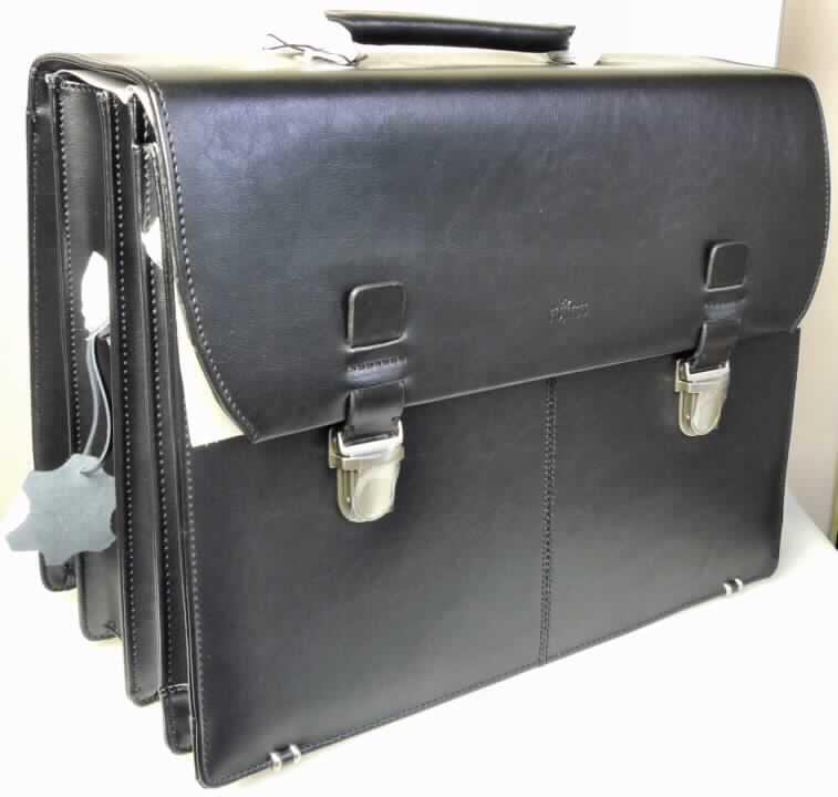 Aktentasche, sog. Notebookkoffer, Abbildung siehe Anlage,
- mit einer Außenseite aus Leder (lt. ergänzenden Antragsangaben und Lederkennzeichnung
  des Warenmusters),
- mit den Abmessungen von ca. 30 (H) x 41 (B) x 22 (T) cm,
- mit einem Bügeltragegriff und einem abnehmbaren und verstellbaren Schultertragegurt,
- mit einer Überschlagklappe mit zwei Schnappverschlüssen aus unedlem Metall,
- an der Rückseite mit einem Einsteckfach mit Reißverschluss,
- innen mit vier Fächern in Aktenformat,
- - vorderes Fach mittels zweier seitlicher Reißverschlüsse aufklappbar, mit mehreren 
    Einsteckfächern für Büromaterial, Mobiltelefon, Stifte und Visitenkarten ausgestattet,
- - ein großes gepolstertes Fach zur Aufnahme eines Notebooks, 
- - zwei weitere große Fächer,
- nicht handgearbeitet.

"Aktentasche mit einer Außenseite aus Leder, nicht handgearbeitet."