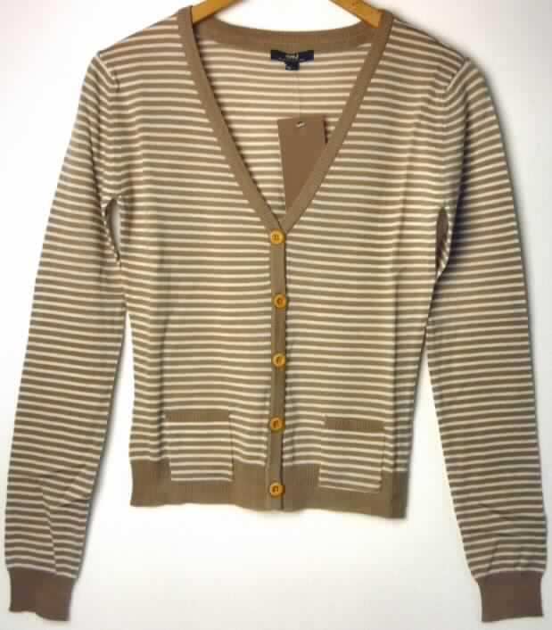Blousonähnliches Kleidungsstück für Frauen, sog. Damen-Strickjacke, Apostles Cardigan, Größe S,
Foto siehe Anlage,
- aus 0,8 mm dicken, buntgewirkten Gewirken aus lt. Antrag 100% Merinowolle,
- über die Taille reichend (Rückenlänge: 55 cm),
- mit einem leicht halsfernen, V-förmigen Halsausschnitt,
- mit einer durchgehenden Öffnung mit Knopfverschluss von rechts über links (Frauenkleidung),
- mit langen Ärmeln, die über den unteren Rand des Kleidungsstücks hinausreichen; an den
  Ärmelenden mit gerippten Bündchen, 
- mit zwei aufgesetzten, offenen Taschen unterhalb der Taille,
- am unteren Rand mit einem gerippten, leicht verengenden Bund (u. a. somit keine Hemdbluse der
  Position 6106),
- erfüllt aufgrund des Schnitts und der Ausstattung die Voraussetzungen zur Einreihung als
  blousonähnliches Kleidungsstück (u. a. somit keine Jacke der Position 6104 und auch kein
  Kleidungsstück der Position 6110).

"Blousonähnliches Kleidungsstück, aus Gewirken, für Frauen, aus Wolle"