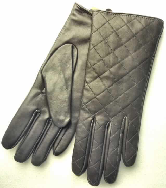 Handschuhe aus Leder, sog. Fingerhandschuhe Golden Beach Gloves, Foto siehe Anlage,
- als Fünffingerhandschuhe gearbeitet, 
- vollständig aus Leder (lt. Antragsangaben Schafleder), 
- mit einem Gestricke aus Merinowolle (lt. Antragsangaben) gefüttert,
- ohne funktionelle Merkmale von Schutzhandschuhen, 
- nicht erkennbar, ob für Männer oder Frauen bestimmt.

"Fingerhandschuhe, aus Leder, keine Spezialsport- oder Schutzhandschuhe, 
 andere als für Männer oder Knaben (Trägerkreis nicht ermittelbar)"
