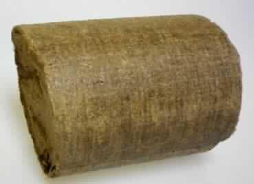 "Bagasse-Brikett"
- Bagasse (faseriger holziger Rückstand aus der Rohrzuckerherstellung, nach Literaturangaben 
  mit einem Lignin-Anteil ca. 16 - 21 %),
- zu ca. 10 cm dicken, ca. 13 cm langen Briketts gepresst,
- zur Verwendung als Brennmaterial.

"Holzabfälle (Bagasse), zu Briketts zusammengepresst"
