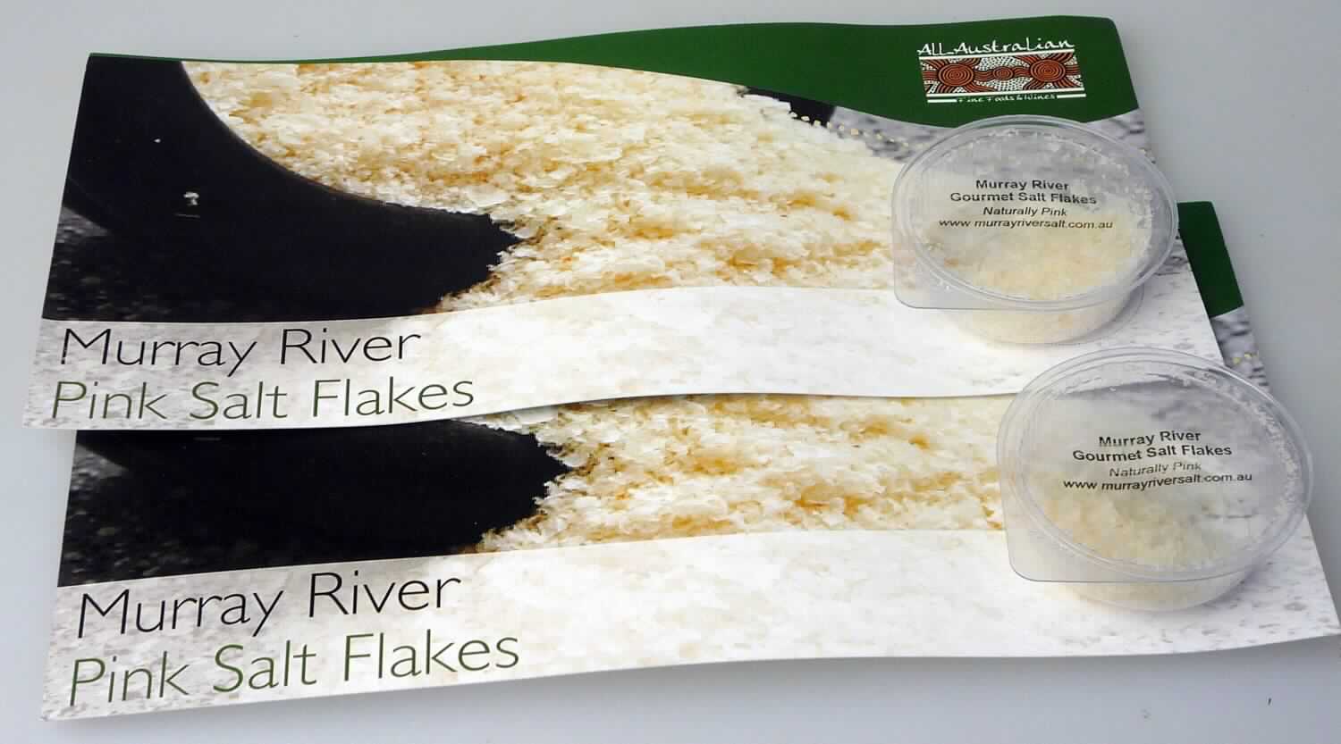 Angaben:
Murray River Salz, Herkunft: Australien, 100 % Murray River Fluss-Salz (Pink), Verwendung: zum Würzen von Speisen.

Warenbeschaffenheit: 
Auf eine Pappkarte (Aufdruck: u.a. Murray River Pink Salt Flakes) aufgeklebte Kunststoffschale, die mit einer Folie  verschlossen ist, gefüllt mit pfirsichfarbenen Salzkristallen.

Befund:
Speisesalz der Pos. 2501, nicht in wässriger Lösung. Die Anforderung des Codex-Standards für Speisesalz (150-1985) hinsichtlich des Mindestgehalts an Natriumchlorid (nicht weniger als 97 % in der Trockenmasse) ist erfüllt.

Hinweise:
Die Ware wurde hinsichtlich der Einreihung in den Zolltarif begutachtet. Der Befund entbindet nicht von der Verpflichtung, bei der Einfuhr die lebensmittelrechtlichen und sonstigen die Verkehrsfähigkeit der Ware betreffenden Bestimmungen zu beachten.