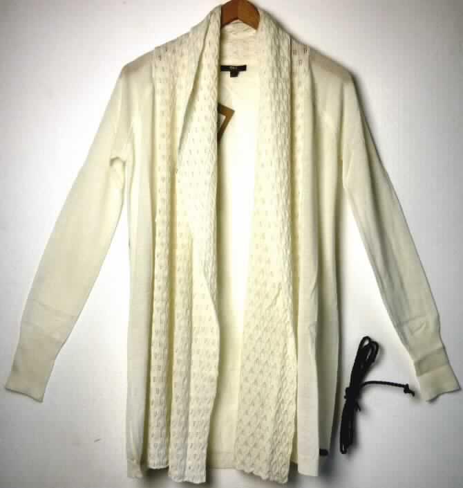 Zweiteilige Warenzusammenstellung, bestehend aus einem strickjackenähnlichen Kleidungsstück für
Männer und einem Bekleidungszubehör aus Leder (Gürtel), sog. Damen-Strickjacke Wrap Cardigan,
Größe S, Foto siehe Anlage,
- gemeinsam für den Einzelverkauf aufgemacht und zur Befriedigung eines speziellen Bedarfs
  zusammengestellt,
- strickjackenähnliche Kleidung für Männer (nach Wert und Umfang charakterbestimmend):
-- aus bis zu 1,9 mm dicken, einfarbigen, unterschiedlich strukturierten Gewirken aus lt. Antrag
   100% Merinowolle; ungefüttert, 
-- über den Schritt reichend (Rückenlänge: 74 cm),
-- vorn mit einer durchgehenden Öffnung mit einem lediglich im Brustbereich angebrachten,
   zweireihigen Knopfverschluss von links über rechts (Männerkleidung); aufgrund der Ausstattung
   (Knopfverschluss nur im Brustbereich) und nach dem Gesamteindruck kein Hemd der Position 6105,
-- mit langen Ärmeln; mit abgepasst gewirkten, gerippten Abschlüssen an den Ärmelenden,
-- mit einem abgepasst gewirkten, teilweise gerippten Abschluss am unteren Rand,
-- ohne Formfestigkeit, somit keine Jacke der Position 6103,
- Bekleidungszubehör aus Leder (Gürtel):
-- aus vier schmalen, miteinander verflochtenen Streifen aus lt. Antrag Leder,
-- ca. 160 cm lang,
-- an beiden Enden verknotet.

"Warenzusammenstellung aus einem strickjackenähnlichen Kleidungsstück, aus Gewirken, aus Wolle,
 für Männer (charakterbestimmend) und einem Bekleidungszubehör aus Leder (Gürtel)"