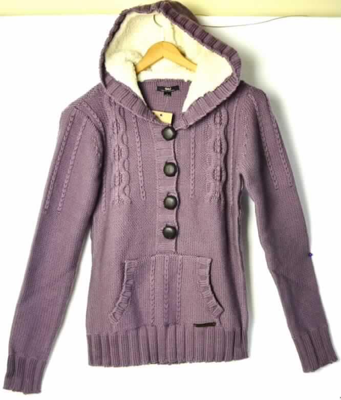 Blouson für Frauen, sog. Damen-Strickpullover Mollymook Hoodie, Größe S, Foto siehe Anlage,
- aus bis zu 4,0 mm dicken, unterschiedlich strukturierten Gewirken aus lt. Antrag
  100% Merinowolle,
- ungefüttert,
- über die Taille reichend (Rückenlänge: 63 cm),
- mit einer gefütterten Kapuze,
- mit einem halsnahen Halsausschnitt,
- mit einer nicht durchgehenden Öffnung mit Knopfverschluss von rechts über links
  (Frauenkleidung),
- mit langen Ärmeln, die über den unteren Rand des Kleidungsstücks hinausreichen; an den
  Ärmelenden mit gerippten, abgepasst gewirkten Bündchen, 
- mit einer aufgesetzten, offenen Tasche (sog. Kängurutasche) unterhalb der Taille,
- am unteren Rand mit einem gerippten, leicht verengenden, abgepasst gewirkten Bund,
- erfüllt aufgrund des Schnitts und der Ausstattung die Voraussetzungen zur Einreihung als
  Blouson (u. a. somit keine Jacke der Position 6104 und auch kein Kleidungsstück der
  Position 6110).

"Blouson, aus Gewirken, für Frauen, aus Wolle"