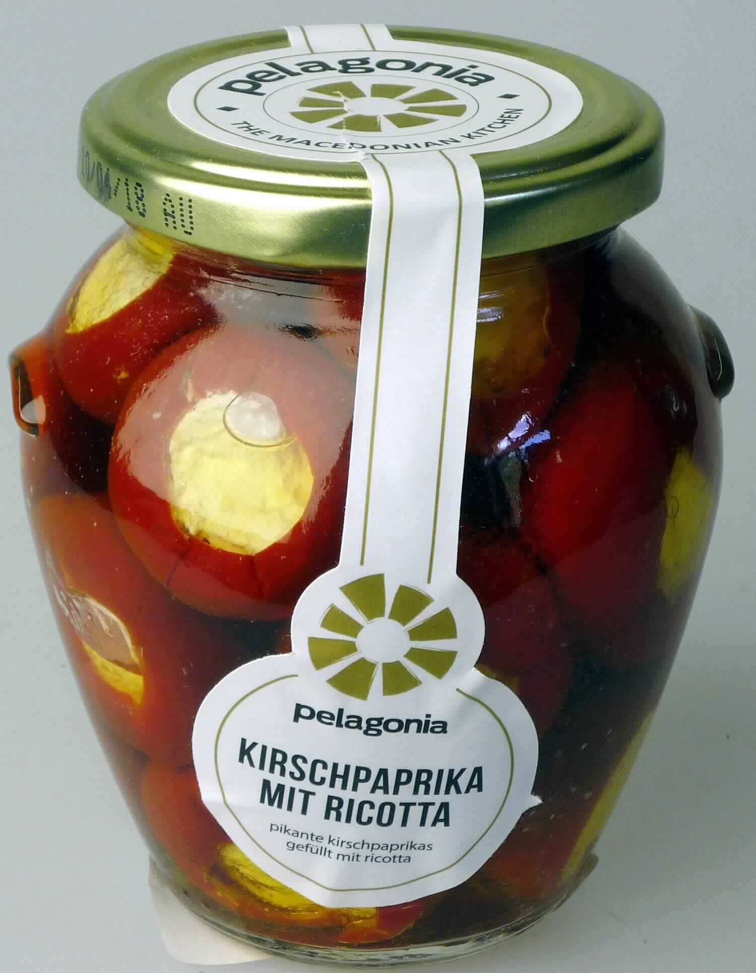 Kirschpaprika, zubereitet.

Antragsangaben (als zutreffend unterstellt): Kirschpaprika, gefüllt mit Ricotta. Zutaten: Kirschpaprika, Sonnenblumenöl, Ricotta, Essig, Salz. Aufmachung: im 280 g-Glas.

Beschaffenheit des vorgelegten Warenmusters: in Öl eingelegte, rote, kleine, mit einer nahezu weißen, cremigen Masse gefüllte Paprika. Geschmack: Paprika: süßlich, leicht scharf, mit leicht brennendem Geschmack. Füllung: leicht scharf, nach Frischkäse. Eine essigsaure Note ist nicht erkennbar. Aufmachung: im etikettierten Originalschraubdeckelglas. Warenaufschrift (auszugsweise): "Pikante Kirschpaprikas gefüllt mit Ricotta; Netto-/Abtropfgewicht: 280/200 g." Gehalt an freier flüchtiger Säure i. S. der ZAnm 1 Kap 20 (gemäß Angabe und Warenbeschaffenheit): weniger als 0,5 GHT.

Anderes Gemüse, anders als mit Essig oder Essigsäure zubereitet oder haltbar gemacht, nicht gefroren, ausgenommen Erzeugnisse der Position 2006, andere als in den Unterpositionen 2005 10 bis 2005 91 des Harmonisierten Systems genannt, Früchte der Gattung Capsicum, mit brennendem Geschmack, andere.
