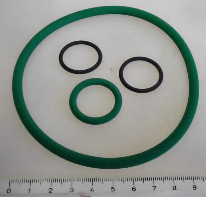 Dichtungssatz, bestehend aus
- zwei Ringen aus schwarzem Weichkautschuk (NBR) mit kreisförmigem Querschnitt (Durchmesser: ca. 2,5 mm) und einem Innendurchmesser von ca. 21 mm,
- einem Ring aus grünem Kunststoff (Polyvinylidenfluorid, FKM) mit kreisförmigem Querschnitt (Durchmesser: ca. 4 mm) und einem Innendurchmesser von ca. 21 mm und
- einem Ring aus grünem Kunststoff (Polyvinylidenfluorid, FKM) mit kreisförmigem Querschnitt (Durchmesser: ca. 5,7 mm) und einem Innendurchmesser von ca. 95 mm.
Diese vier O-Ringe sind gemeinsam verpackt und werden in dieser Form als Dichtungssatz für Filtersysteme vertrieben.

Die Ware ist als "Dichtungssatz, Zusammenstellung von Dichtungen verschiedener stofflicher Beschaffenheit, in einem Beutel, nicht für zivile Luftfahrzeuge" einzureihen.