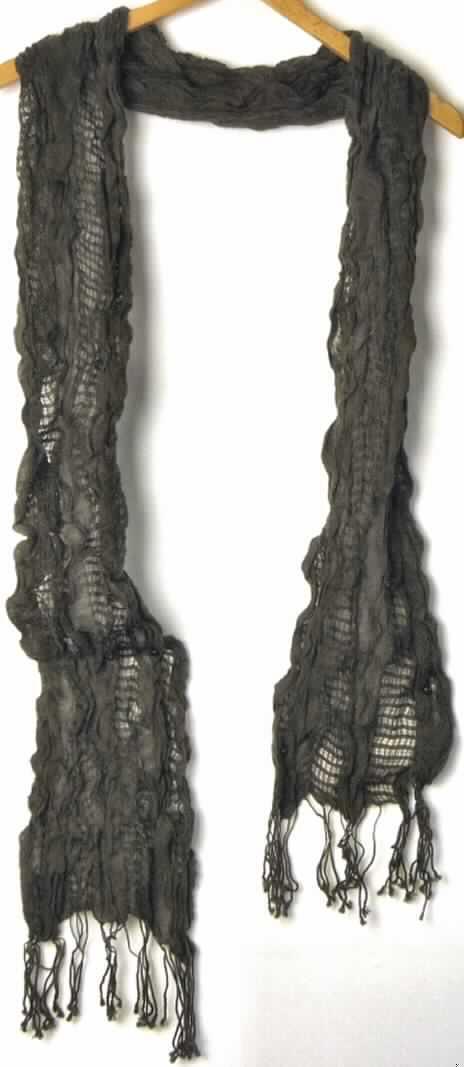 Schal, sog. Damen Schal Lifli Pilli Scarf, in Erwachsenengröße, Foto siehe Anlage,
- aus 0,5 mm dicken, geknitterten (gecrasht), einfarbigen Geweben aus lt. Antrag 
  100% Merinowolle,
- rechteckig; in den Abmessungen: ca. 200 cm x 23 cm,
- an den Längsseiten mit echten Webkanten, an den Schmalseiten mit ca. 10 cm langen Fransen aus
  nicht gebundenen Kettfäden ausgestattet (somit konfektioniert).

"Schal, aus Gewebe, aus Wolle, nicht handgearbeitet"