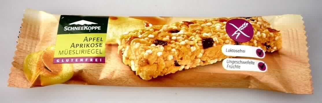 Müsliriegel.

Antragsangaben (als zutreffend unterstellt): Apfel-Aprikose-Müsliriegel, Art. Nr. 865988. Zutaten: Sojakerne 30 %, Zucker, Äpfel getrocknet 8,1 %, Aprikosen 7,8 %, Traubenzucker, Fruchtzucker, Glucosesirup, Getreide-Crispies, Cornflakes, Quinoa gepufft, Haselnüsse 2,3 %, Palmfett, Feuchthaltemittel Sorbit, natürliche Aromen, Kochsalz, Reismehl, Säuerungsmittel Citronensäure.

Beschaffenheit der vorgelegten Warenprobe: Originalkarton mit 7 Faltschachteln zu je 3 einzeln in Schlauchfolie verpackten Riegeln. Aufdruck, auszugsweise: "Schneekoppe, Apfel Aprikose Müesliriegel, 22 g." Inhalt: Riegel (ca. 9 x 3 x 1,4 cm) aus kleinen Stückchen von Sojakernen, Früchten, Haselnüssen, geblähten Getreideerzeugnissen und Cornflakes, süß, fruchtig und nach Getreideerzuegnissen schmeckend.
Zuckergehalt i. S. der ZAnm 2 a), 1. Anstrich zu Kap 20 (gem. Deklaration): mehr als 9 GHT. 
Zuckerzusatz i. S. der ZAnm 3, 2. Anstrich zu Kap 20: enthalten.

Die Früchte, Nüsse und anderen Samen bestimmen den Charakter der Ware. Eine Einreihung in die Position 1904 der KN ist ausgeschlossen.

Früchte, Nüsse und andere genießbare Pflanzenteile, in anderer Weise zubereitet oder haltbar gemacht, auch mit Zusatz von Zucker, anderen Süßmitteln oder Alkohol, anderweit weder genannt noch inbegriffen, andere als in den Unterpositionen 2008 1110 bis 2008 9276 genannt, andere.