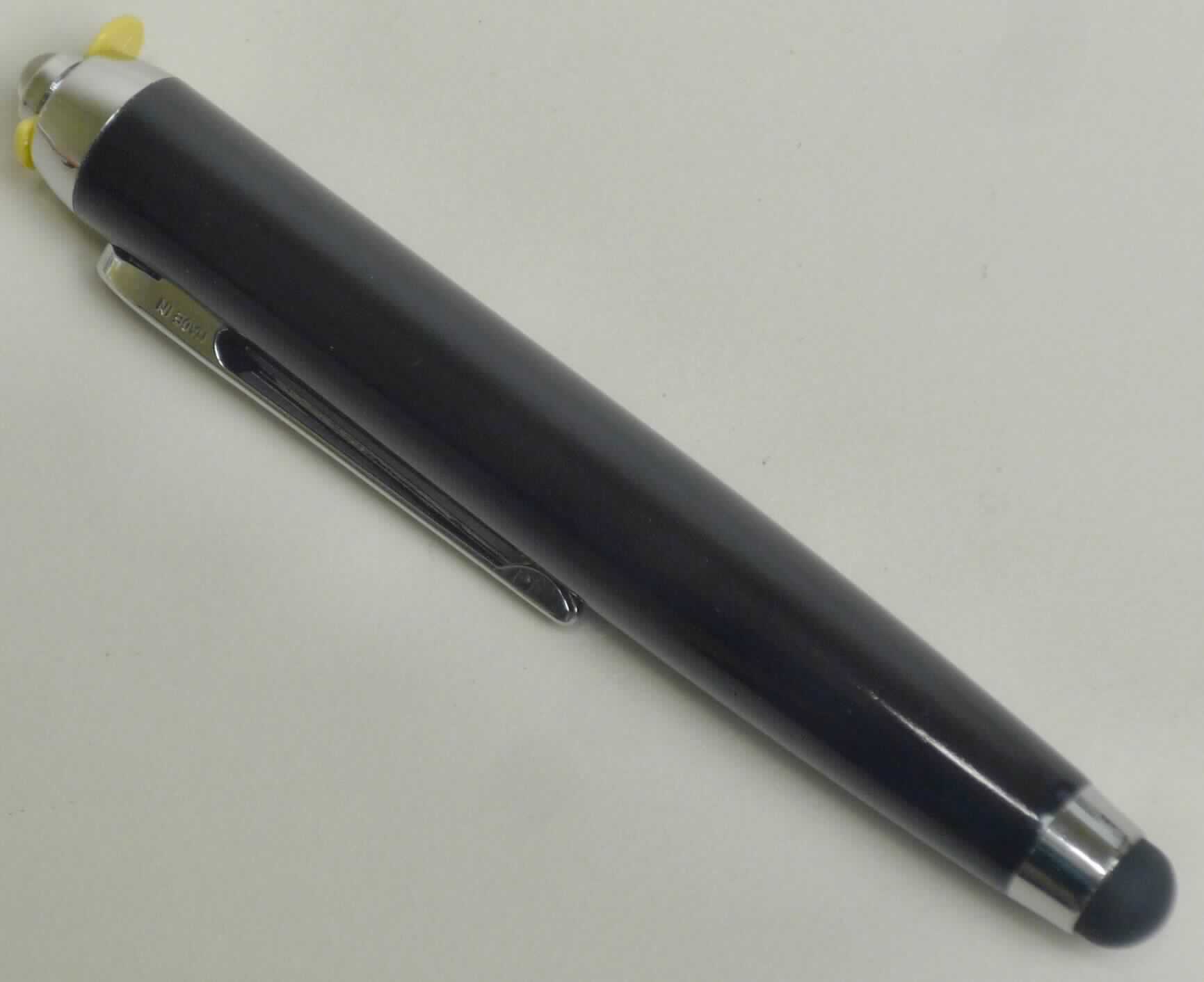 Bei der Ware "Stylus für Smartphone with Light" handelt es sich um eine aus verschiedenen Bestandteilen zusammengesetzte Ware in Form eines Eingabestiftes für berührungsempfindliche Bildschirme (hier kapazitive) und einer LED-Lampe. 
Das aus unedlem Metall bestehende Erzeugnis ist ca. 10 cm lang, besitzt einen Halteclip und ist an der Spitze mit einer gummiartigen Halbkugel aus leitfähigem Material ausgestattet, mit der sich Smartphones, Tablet-PC usw. bedienen lassen. Am oberen Ende befindet sich eine LED-Lampe, die mittels Druckmechanismus bedient wird. 
Hinsichtlich des äußeren Erscheinungsbildes und der Verwendung bestimmt der Eingabestift (Touch-Pen) den Charakter der zusammengesetzten Ware. 

Die Ware wird als "anderer Stift, kein Kugelschreiber und kein Stift mit poröser Spitze" eingereiht.
