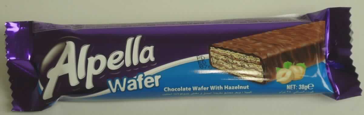 Waffelriegel mit Schokoladenüberzug

Antragsangaben: 
165-1 Alpella Wafer Schokoladenwaffel mit Haselnusscreme 38 g

Beschaffenheit des vorgelegten Warenmusters:
Bunt bedruckter, etikettierter (in deutscher Sprache) Original-Schlauchfolienbeutel; der Aufdruck enthält 
Angaben zum Erzeugnis (Chocolate Wafer With Hazelnut; Schokoladenwaffel mit Haselnusscreme; 38 g) 
und zu den Zutaten (siehe Feld 8); darin ein vollständig mit Milchschokolade überzogener Waffelriegel 
(ca. 12,3 cm x 3,3 cm x 1,5 cm) aus 4 beigefarbenen, mit einer braunen Fettcreme gefüllten Waffelblättern; 
Geschmack nach Waffelgebäck mit Haselnusscreme und Milchschokolade, süß.

Wassergehalt*: 10 GHT oder weniger 
Stärke/Glucose**: 5 bis weniger als 25 GHT
Saccharose/Invertzucker/Isoglucose***: 5 bis weniger als 30 GHT
Milchfett***: 0 bis weniger als 1,5 GHT 
Milchprotein****: 0 bis weniger als 2,5 GHT 

*: berechnet aus der Nährwerttabelle
**: festgestellt gemäß VO (EG) 900/2008, VO (EU) 118/2010
***: festgestellt gemäß VO (EG) 900/2008
****: abgeleitet aus den Analysendaten in Verbindung mit der Zutatenliste 

Backware, Waffel mit einem Wassergehalt von 10 GHT oder weniger, vollständig mit Schokolade überzogen, 
in unmittelbaren Umschließungen mit einem Gewicht des Inhalts von 85 g oder weniger