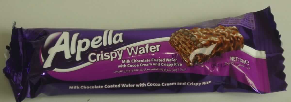 Waffelriegel mit Schokoladenüberzug

Antragsangaben: 
1324-3 Alpella Crispy Wafer Schokoladenriegel mit Waffel, Kakaocreme und Puffreis 32 g

Beschaffenheit des vorgelegten Warenmusters:
Bunt bedruckter, etikettierter (in deutscher Sprache) Original-Schlauchfolienbeutel; der Aufdruck enthält 
Angaben zum Erzeugnis (Milk Chocolate Coated Wafer with Cocoa Cream and Crispy Rice; Schokoladen-
riegel mit Waffel, Kakaocreme und Puffreis; 32 g) und zu den Zutaten (siehe Feld 8); darin ein vollständig 
mit Milchschokolade überzogener Waffelriegel (ca. 10,5 cm x 3,0 cm x 2,3 cm) aus 4 beigefarbenen, mit 
einer braunen Fettcreme gefüllten Waffelblättern, wobei der Schokoladenüberzug, unregelmäßig verteilt, 
Puffreis enthält; Geschmack nach Waffelgebäck mit kakaohaltiger Fettcreme, Milchschokolade sowie 
Puffreis, süß.

Wassergehalt*: 10 GHT oder weniger 
Stärke/Glucose**: 5 bis weniger als 25 GHT
Saccharose/Invertzucker/Isoglucose***: 30 bis weniger als 50 GHT
Milchfett***: 1,5 bis weniger als 3 GHT 
Milchprotein****: 0 bis weniger als 2,5 GHT 

*: berechnet aus der Nährwerttabelle
**: festgestellt gemäß VO (EG) 900/2008, VO (EU) 118/2010
***: festgestellt gemäß VO (EG) 900/2008
****: abgeleitet aus den Analysendaten in Verbindung mit der Zutatenliste 

Backware, Waffel mit einem Wassergehalt von 10 GHT oder weniger, vollständig mit Schokolade überzogen, 
in unmittelbaren Umschließungen mit einem Gewicht des Inhalts von 85 g oder weniger