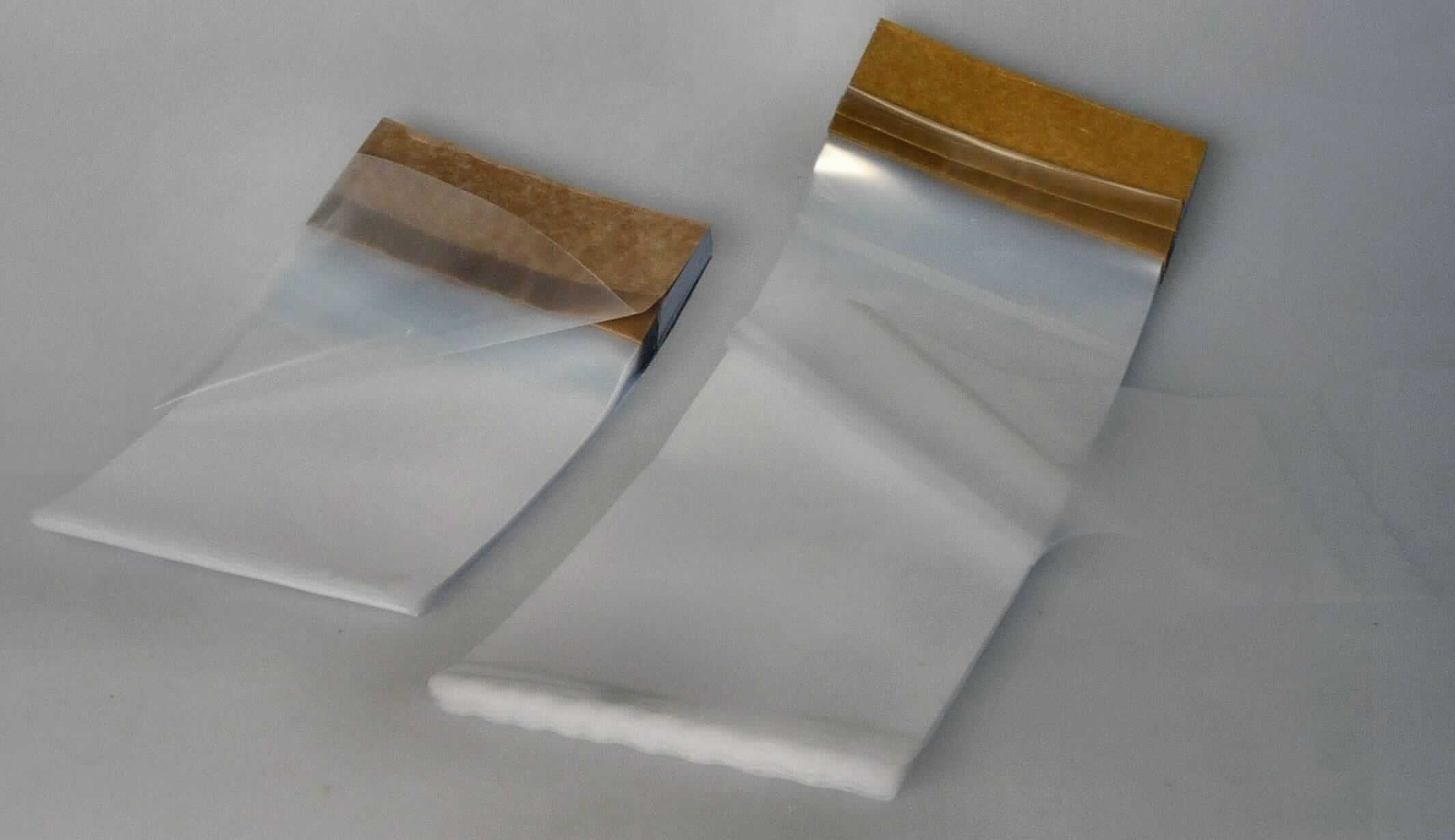 Angaben des Antragstellers:
Transparentes Coiffeur Hafti
Folie: transparente LDPE Folie, 80 my, im Format 10 x 14 cm oder 10 x 27 cm
Braunes Klebeband: Kreppklebeband auf Papierbasis (Abdeckband für Malerarbeiten) mit einer Breite von 50 mm. Weißes Klebeband: Papierklebeband (Haftnotizklebeband, 40 mm breit, Kleber aus Wasserbasis).
Der Block (10 x 18 cm und 10 x 30 cm) hat jeweils 50 Folien. An der Stirnseite ist der Block mit einem Leim geklebt, damit die Folien zusammenhalten. Die Breiten der beiden Klebebänder können nach dem Schneiden variieren.

Untersuchungsergebnisse an Warenmustern:
Transparente, leicht trübe, farblose, rechteckige Kunststofffolien (Abmessungen: ca. 10 x 14 bzw. 10 x 27 cm). An den Folien ist einseitig ein brauner, einseitig selbstklebender Krepppapierstreifen befestigt (Abmessungen: ca. 10 x 4 cm bzw. 10 x 4,5 cm). Auf der klebenden Seite des Krepppapierstreifens befindet sich ein weißer, abziehbarer, ebenfalls einseitig klebender Papierstreifen (Abmessungen: ca. 10 x 3 cm). 50 Folien sind auf der Papierseite zu einem Block zusammengefügt (siehe Abbildung).

Befund:
Es liegt eine Ware aus einer Kunststofffolie aus Polyethylen mit einem selbstklebenden Papierstreifen vor. Der Charakter der Ware wird aufgrund des Umfangs durch die Kunststofffolie bestimmt.