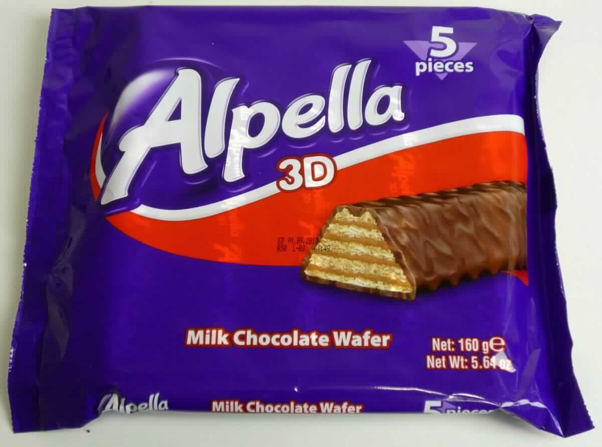 Waffelriegel mit Schokoladenüberzug

Antragsangaben: 
900-5 Alpella 3D Waffeln mit Schokoladenüberzug und Haselnussfüllung 160 g

Beschaffenheit des vorgelegten Warenmusters:
Bunt bedruckter Original-Schlauchfolienbeutel; der Aufdruck enthält Angaben zum Erzeugnis (Milk Chocolate 
Wafer; Waffeln mit Schokoladenüberzug und Haselnusscremefüllung; 160 g) und zu den Zutaten (siehe Feld 8); 
darin 5 einzeln in Schlauchfolie eingeschweißte Riegel mit trapezförmigen Querschnitt, aus 5 beigefarbenen 
Waffelschichten mit 4 Lagen einer braunen Fettcremefüllung, vollständig mit Milchschokolade überzogen 
( ca. 11,7 cm x 3,0 cm x 1,9 cm); Geschmack nach Waffelgebäck mit Haselnusscreme und Milchschokolade, 
süß.

Wassergehalt*: 10 GHT oder weniger 
Stärke/Glucose**: 5 bis weniger als 25 GHT
Saccharose/Invertzucker/Isoglucose***: 30 bis weniger als 50 GHT
Milchfett***: 1,5 bis weniger als 3 GHT 
Milchprotein****: 0 bis weniger als 2,5 GHT 

*: berechnet aus der Nährwerttabelle
**: festgestellt gemäß VO (EG) 900/2008, VO (EU) 118/2010
***: festgestellt gemäß VO (EG) 900/2008
****: abgeleitet aus den Analysendaten in Verbindung mit der Zutatenliste 

Backware, Waffel mit einem Wassergehalt von 10 GHT oder weniger, vollständig mit Schokolade überzogen, 
in unmittelbaren Umschließungen mit einem Gewicht des Inhalts von 85 g oder weniger