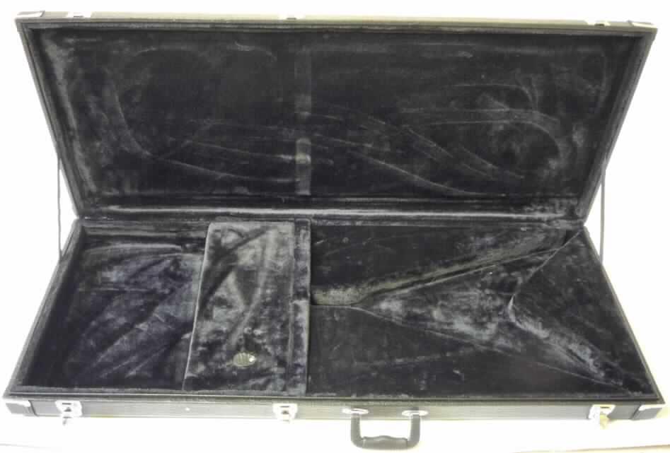 Anderes Behältnis, Etui für ein Musikinstrument, sog. "Flying V Koffer", Foto siehe Anlage,
- mit einer Außenseite aus geprägten Kunststofffolien auf einer Unterkonstruktion
  aus Holz,
- mit drei Bügelschnappverschlüssen,
- mit einem Handtragegriff,
- innen mit Plüschgewirke ausgekleidet,
- innen zur Aufnahme einer "Flying V Gitarre" ausgeformt,
- mit einem integrierten Innenfach mit aufklappbarem Deckel,
- mit einer Größe von ca. 125 x 50 x 10,5 cm.

"Anderes Behältnis, Etui für Musikinstrument, mit einer Außenseite aus Kunststofffolien"