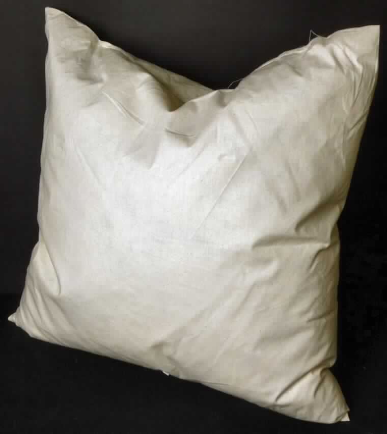 Sog. Kissen, Artikel 771000, siehe Foto.

Es handelt sich um ein ca. 40 x 40 cm großes Kissen. Die Außenseite (Hülle) besteht aus rohweißem Baumwollgewebe, das durch Nähen konfektioniert ist. Die Füllung besteht aus Federn und Daunen.
 
Das Erzeugnis ist als "den Bettausstattungen ähnliche Ware mit Federn und Daunen gefüllt" einzureihen.
