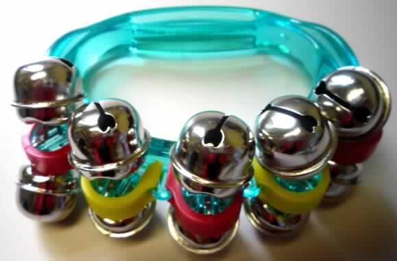 Schlaginstrument, sog. Schellenring, bestehend aus einem runden, transparenten, blauen, ovalen, max. 10 cm großen Kunststoffgriff mit an der Unterseite angebrachten zehn silberfarbenen Metallglöckchen (Größe: ca. 1,5 cm), die durch entsprechendes Schütteln zum Klingen gebracht werden. 
Das Erzeugnis stellt sich aufgrund seiner Aufmachung als Musikinstrument dar und ist in einer durchsichtigen Kunststofftüte verpackt.

Ein Bild der Ware befindet sich im Internet unter:
http://ec.europa.eu/taxation_customs/dds/ebticau_de.htm.
