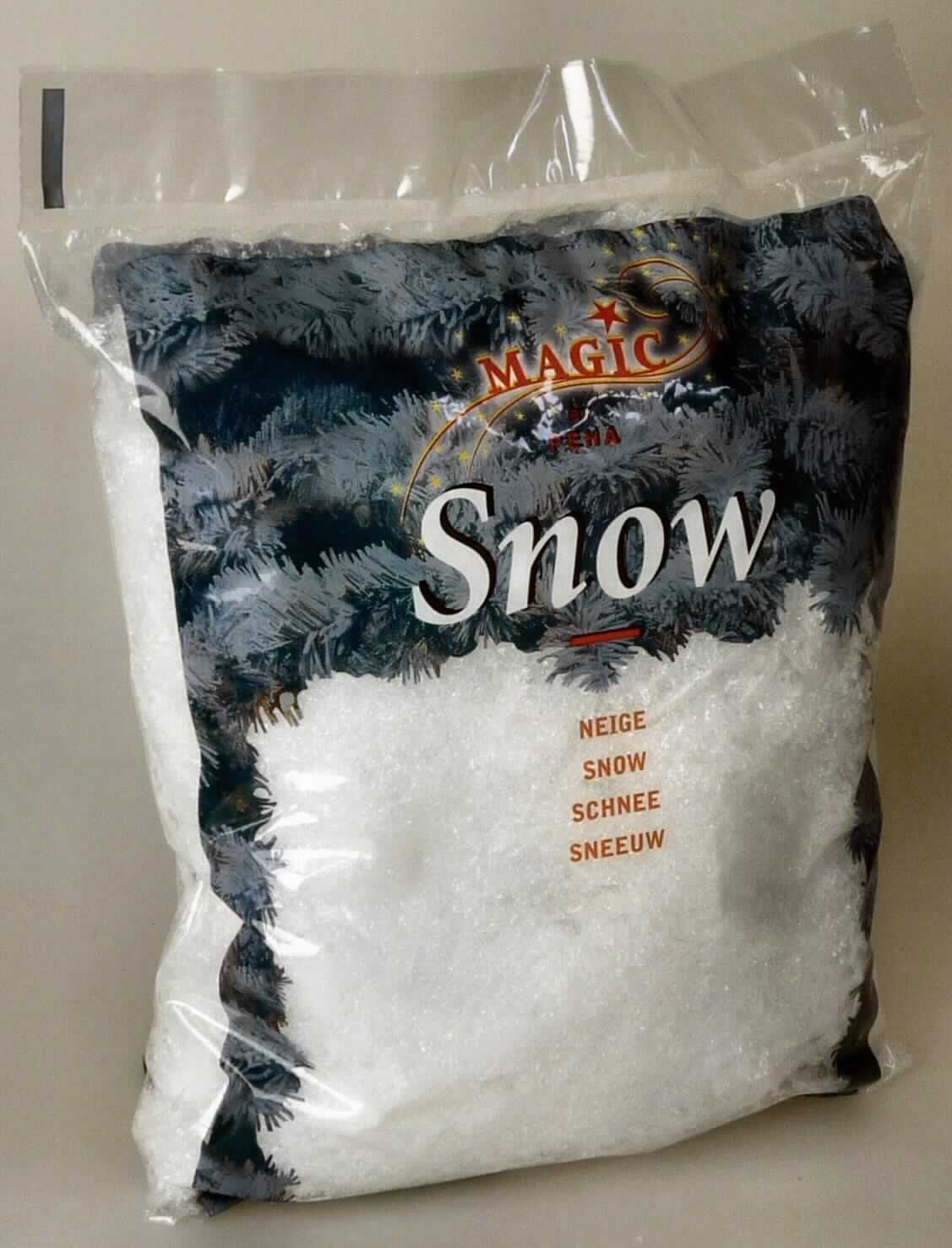 Angaben des Antragstellers:
Kunstschnee 

Untersuchungsergebnisse an einem Warenmuster:
Weiße, kleine, krümelige, spröde Flocken aus Zellkunststoff. Die Flocken befinden sich in einem bedruckten Kunststofffolienbeutel (Kennzeichnung (Auszug): "MAGIC SNOW Für alle Weihnachts- und Winterdekorationen. Das Produkt ist aus gemahlenem Polystyreen hergestellt.".

Befund:
Es liegt Polystyrol in Primärform im Sinne der Position 3903 vor.