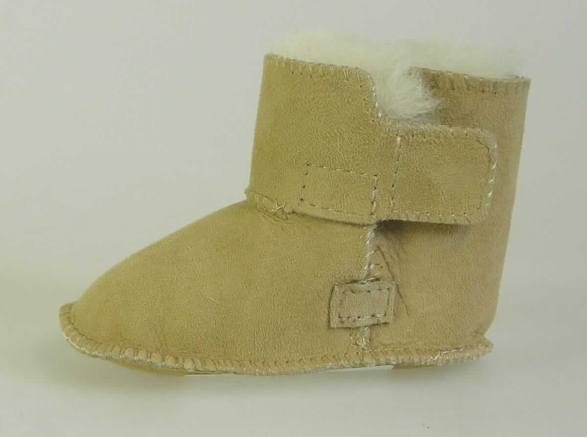 Babyschühchen (lt. Antrag: "Baby-Lammfell-Booties", Foto siehe Anlage)
- mit Laufsohlen aus Pelzfell,
- mit knöchelbedeckendem Oberteil aus Pelzfell,
- seitlich mit Klettverschluss

"Schuhe mit Laufsohlen und Oberteil aus Pelzfellen"