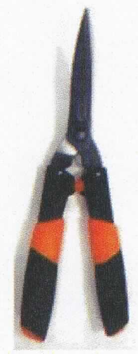 Heckenschere

- mit zwei Händen zu betätigende Schere 

- mit Klingen aus Stahl 

- mit Handgriffen aus Kunststoff

- Gesamtlänge ca. 43 cm.

- zum Schneiden von Hecken und Sträuchern bestimmt
(Antragstellerangaben) 

Abbildung siehe Anlage.

Derartige Erzeugnisse gehören als "mit zwei Händen zu betätigende Heckenscheren, mit arbeitendem Teil aus unedlem Metall" zum TARIC-Code 8201 6000 00.
