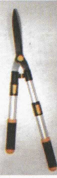 "Teleskop Heckenschere", das ist eine mit zwei Händen zu betätigende Heckenschere mit Klingen aus Stahl (Antragstellerangabe) und teleskopartig ausziehbaren Armen mit Handgriffen aus Kunststoff. Die Schere ist zum Schneiden von Hecken und Sträuchern bestimmt. Gesamtlänge: 65-88 cm.

Abbildung siehe Anlage.

Derartige Erzeugnisse gehören als "mit zwei Händen zu betätigende Heckenscheren, mit arbeitendem Teil aus unedlem Metall" zum TARIC-Code 8201 6000 00.