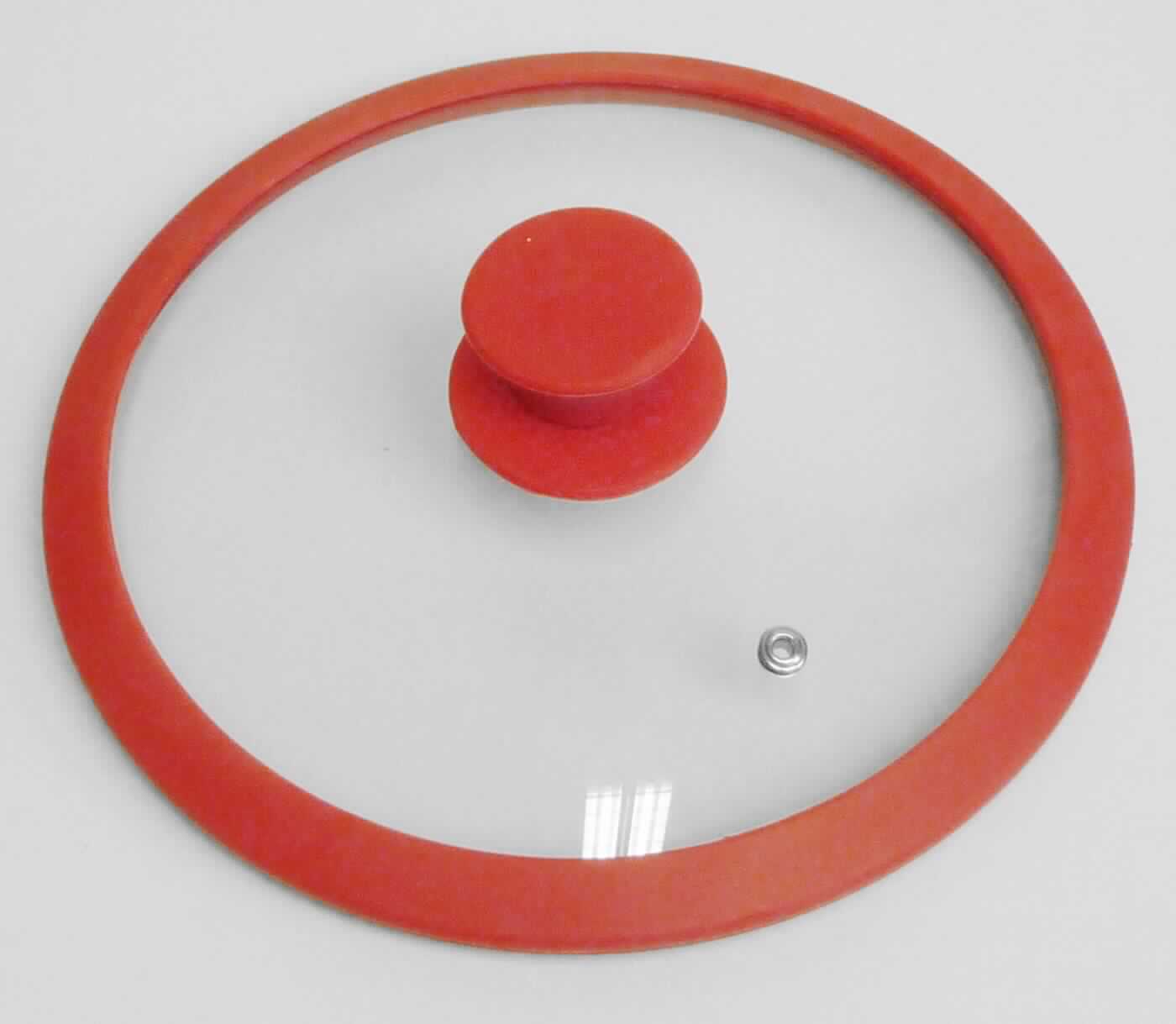 Deckel aus Glas, sog. Silikonglasdeckel, Foto siehe Anlage, 
- aus verschiedenen Stoffen zusammengesetzte Ware, bestehend aus: 
- Glas in Form eines Deckels (hitzebeständig) mit einem Durchmesser von lt. Antrag
  16, 20, 24, 28 oder 30 cm), 
- - in Form einer flachen, gewölbten Kuppel, 
- - seitlich mit einem kleinen Dampfloch mit Einfassung aus unedlem Metall ausgestattet, 
- Silikon in Form eines in der Mitte des Glasdeckels eingeschraubten Griffes sowie einer
  Randeinfassung mit einem Grat auf der Unterseite zum besseren Verschließen des Kochgeschirrs, 
- - Kunststoff im Sinne der Anmerkung 1 zu Kapitel 39, 
- zur Verwendung als Deckel zum Verschließen von Kochtöpfen oder Pfannen, 
- nach dem Umfang und in Bezug auf die Verwendung bestimmt das Glas gegenüber dem 
  Kunststoff den Charakter der zusammengesetzten Ware.

"Deckel, aus Glas"