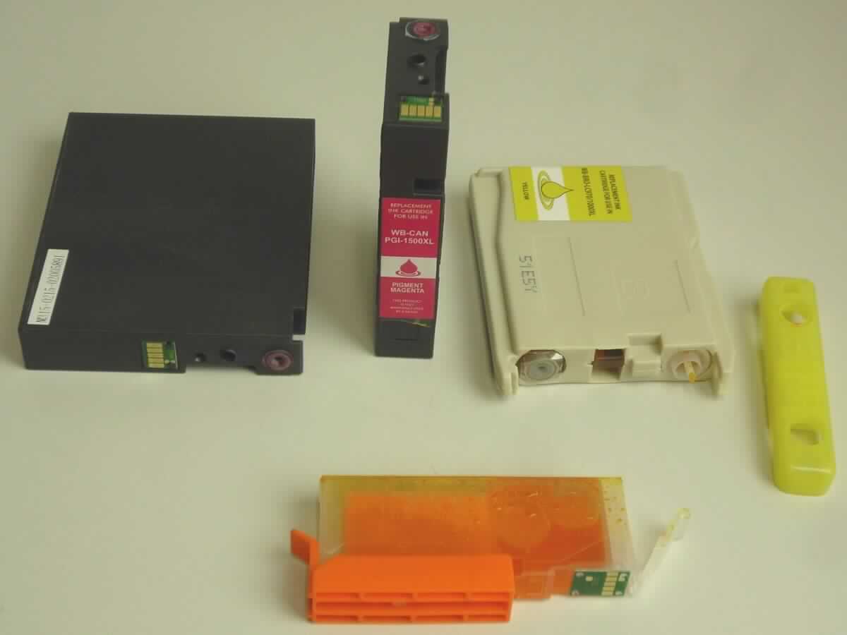 Angaben: 
Tintentanks.

Warenbeschaffenheit:
Vier Tintenpatronen in unterschiedlichen Abmessungen, Flüssigkeit in den Farben yellow bzw. magenta enthaltend, mit Tintenauslass und teilweise mit Chipausrüstung, ohne integrierten Druckkopf, teilweise umverpackt mit einem Cellophanbeutel. 

Befund: 
Tintenpatronen (ohne integrierten Druckkopf) zum Einsetzen in Apparate der Unterpositionen 8443 31, 8443 32 oder 8443 39, und mit mechanischen oder elektrischen Komponenten.
