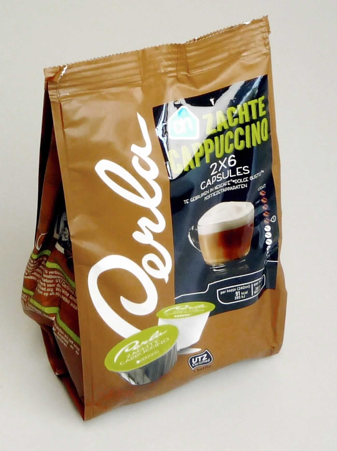 Angaben des Antragstellers:
Zusammensetzung: Milk capsule: 77 % whole milk powder (99,9 % whole milk powder with 0,1 % emulsifier: sunflower lecithin), 23 % sugar, 15 g (6 caps/CU); Coffee capsule: 100 % Roasted coffee, 6,3 g (6 caps/CU); (total 89,6 g milk powder + 38 g coffee)
Verwendung: Herstellung eines Cappuccino-Getränkes.
Verpackungsgröße: 127,8 g-Packungen.

Feststellungen anhand einer Warenprobe:
Verpackung: Bunt bedruckter, verschweißter Kunststoffbeutel mit 12 Kapseln für Kaffeemaschinen aus weißem oder braunem Kunststoff, mit Kunststofffolie verschlossen. 
Kennzeichnung des Kunststoffbeutels (Auszug): "AH Perla ZACHTE CAPPUCCINO 2 x 6 capsules Koffie - en melkcapsules met suiker 127,8 gram 6 x koffiecapsules (6,3 g) 6 x melkcapsules (15 g) Ingredienten: Koffiecapsule: koffie, Melkcapsule: volle Melkpoeder, 23 % suiker, emulgator (lecithine)."
Kennzeichnung der Kapseln (Auszug): "Perla ZACHTE CAPPUCCINO". 
Warenbeschaffenheit: Warenzusammenstellung aus
- 6 Kapseln aus braunem Kunststoff mit Kunststofffolie verschlossen, gefüllt mit gemahlenem, geröstetem Kaffee; Geruch und Geschmack: nach Röstkaffee und
- 6  Kapseln aus weißem Kunststoff mit Kunststofffolie verschlossen, gefüllt mit einem hellgelben, feinen Pulver; Geruch und Geschmack: nach Milchpulver.

Befund:
Die Einreihung erfolgt auf der Grundlage der Antragsangaben. Nach den Angaben des Antragstellers und  dem Ergebnis der Untersuchung liegt eine Warenzusammenstellung im Sinne der Allgemeinen Vorschrift AV 3b) aus Röstkaffee und gezuckertem Milchpulver zur Herstellung eines Kaffeegetränkes vor. Der Charakter der Warenzusammenstellung wird durch den enthaltenen Röstkaffee bestimmt.

Kaffee, auch geröstet oder entkoffeiniert; Kaffeeschalen und Kaffeehäutchen; Kaffeemittel mit beliebigem Kaffeegehalt: Kaffee, geröstet: nicht entkoffeiniert.