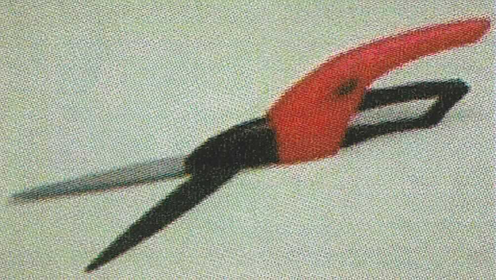 Sog. Grasschere

- mit einer Hand zu betätigende Schere mit drehbaren Klingen aus Stahl
  (arbeitender Teil), die ein senkrechtes und ein waagerechtes Schneiden
  ermöglichen

- mit einem Federmechanismus, wodurch die Arme, wenn sie nicht 
  zusammengepresst werden, sich von selbst öffnen und einer 
  Arretiervorrichtung versehen

- mit einem Bügelgriff aus Kunststoff

- ohne ringförmige Ösen zum Durchstecken der Finger, aber am unterem
  Arm mit einer Grifföffnung für die gesamte Hand versehen 

- mit einer Gesamtlänge von ca. 37 cm

- zum Schneiden von Gras geeignet

- mit einem Anhänger aus Pappe für den Einzelverkauf aufgemacht

-Antragstellerangaben-

Abbildung siehe Anlage.

Derartige Erzeugnisse gehören als "den Gartenscheren ähnliche, mit einer Hand zu betätigende Scheren, mit arbeitendem Teil aus unedlem Metall" zum TARIC-Code 8201 5000 00.