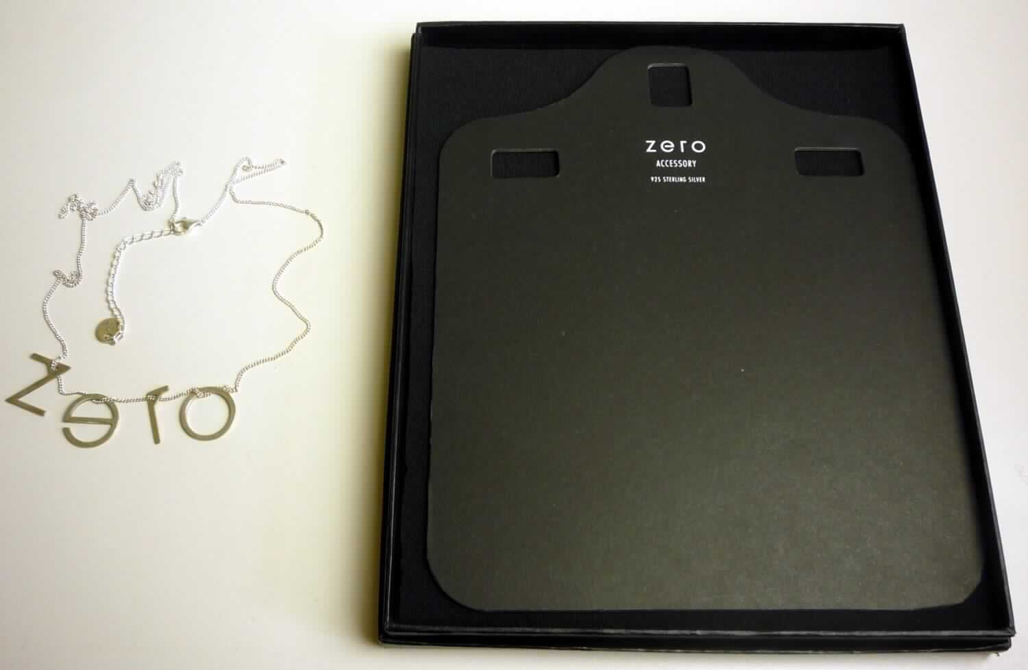 Es handelt sich um aus einer Silberlegierung (925er Silber) hergestellte Halsketten (Länge: etwa 71 cm), bestehend aus einer Gliederkette, auf die vier Buchstaben (ZERO) als Anhänger aufgezogen sind. Die Halsketten sind mit einem Karabinerhakenverschluss und einer Verlängerungskette ausgestattet und in einer Pappbox mit Schaumstoffeinlage verpackt.
-Antragstellerangaben-

Abbildung siehe Anlage.

Derartige Erzeugnisse gehören als "Schmuckwaren aus Edelmetallen (Silber)" zur Codenummer 7113 1100 00 0 des Zolltarifs.