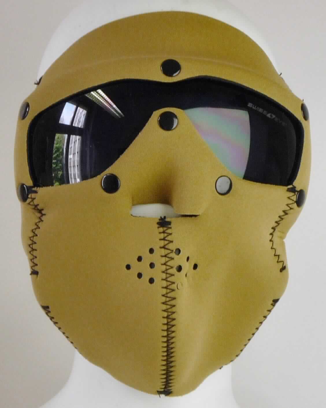 So genannte Neoprenmaske, im Wesentlichen bestehend aus einem elastischen 2 mm dicken, das Gesicht bedeckenden Neoprentuch, das der Gesichtsform entsprechend zugeschnitten und durch Nähen konfektioniert ist, mit nach hinten schmal zulaufend aufgenähten Klettbändern zum Verschließen im Nacken, mit einer Nasenöffnung und ausgestanzten Löchern im Mundbereich, in dem eine Schutzbrille mit austauschbarem Brillenglas mit UVA-, UVB- und UVC-Schutz bis 400 nm eingearbeitet ist (äußere Form: siehe Abbildung in der Anlage). Die Brille verfügt darüber hinaus über eine Antifog/antiscratch-Beschichtung, die ihr Beschlagen und Zerkratzen verhindern soll. Im Hinblick auf den Wert und die Verwendung bestimmt die Brille den Charakter der zusammengesetzten Ware.
Die Neoprenmaske dient dem Schutz vor Sonne, Kälte, Hitze, Staub, Wind, Insekten und Verletzungen für Ski-, Motorrad- oder Fahrradfahrer, Bergsteiger oder dem Militär.
Die Ware wird als "Sonnenbrille mit anderen als optisch bearbeiteten Gläsern mit Brillengläsern aus Kunststoff" eingereiht.