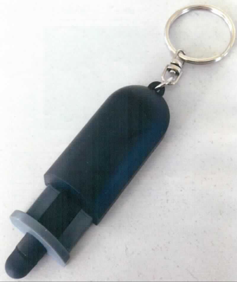Bei der Ware handelt es sich um eine aus zwei Bestandteilen zusammengesetzte Ware, bestehend aus einem Schlüsselring aus unedlem Metall, an dem ein Anhänger in Form einer Halterung aus Kunststoff angebracht ist. In der Halterung steckt ein herausnehmbarer Eingabestift für berührungsempfindliche Bildschirme (so genannter Touch-Pen). Der Touch-Pen bestimmt den Charakter der zusammengesetzten Ware im Hinblick auf die Bedeutung für die Verwendung.  

Die Ware wird als "anderer Stift, kein Kugelschreiber und kein Stift mit poröser Spitze" eingereiht.