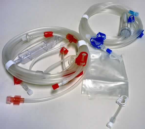 Blutschlauchsystem zur Hämodialyse, sog. Tubing Set, im Wesentlichen bestehend aus einem roten arteriellen (zuführenden) und einem blauen venösen (rückführenden) Schlauch aus Kunststoff .Die Schläuche sind  jeweils ca. 3,25 m lang, durchsichtig, zum Teil verzweigt, mit verschiedenen speziellen Anschlussstücken für ein Dialysegerät, jeweils mit einem integrierten, transparenten, zylinderförmigen Kunststoffbehälter, farblich gekennzeichneten Schlauchklemmen und Kupplungsstücken sowie einem Filterelement versehen. 
An den venösen Schlauch ist zusätzlich ein Beutel aus Kunststoff mit Schlauchanschluss (Maße ca. 28,5 x 21 cm) angeschlossen.
Äußere Form: siehe Anlage.
Die Ware wird an ein Dialysegerät (nicht Gegenstand dieser vZTA) angeschlossen und dient während der Dialysebehandlung dem Bluttransport vom Patienten zum Dialysegerät und wieder zurück. Das Dialysegerät wird zur Hämodialyse (Blutwäsche) verwendet, um die Nierenfunktion zu ersetzen.
Die Ware ist steril in einer Papier-/Kunststofftüte verpackt.

Die Ware wird als "Teil, erkennbar hauptsächlich zur Verwendung für ein medizinisches Gerät (künstliche Niere)" eingereiht.
