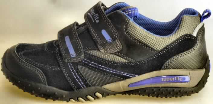 Trainingsschuhähnliche Schuhe (lt. Antrag: "Kindertrainingsschuh ; Art. 224/9 Größe 33", Foto siehe Anlage)
- mit Laufsohlen aus (lt. Antrag) Kautschuk; ohne Hauptsohle aus Holz,
- mit Oberteil (geschlossenes Blatt) aus Leder (den größten Teil der Außenfläche bildend),
  Kunststoff (Spinnstoff mit einer mit dem bloßen Auge wahrnehmbaren Außenschicht aus 
  Kunststoff) und Spinnstoff,
- auf das Oberteil ist an der Hinterkappe ein Stück aus Kunststoff als Verstärkungsteil aufgesetzt,
- mit Klettverschluss,
- nicht mit Dornen, Krampen, Klammern, Stollen oder ähnlichen Vorrichtungen
  versehen oder für deren Anbringung hergerichtet (keine Sportschuhe),
- ohne Schutz in der Vorderkappe,
- den Knöchel nicht bedeckend, 
- mit einer Länge der Innensohle von weniger als 24 cm,
- nach Spezialtechniken hergestellt, mit einem cif-Preis je Paar (lt. Antrag) 
  von mehr als 7,50 Euro, mit mehrlagiger, geformter, stoßdämpfende Eigenschaften 
  aufweisender Sohle aus synthetischen Stoffen

"Schuhe mit Laufsohlen aus Kautschuk und Oberteil aus Leder, andere als in den UPos.
6403 1200 bis 6403 9950 genannt, mit einer Länge der Innensohle von weniger als 24 cm,
nach Spezialtechniken hergestellt"