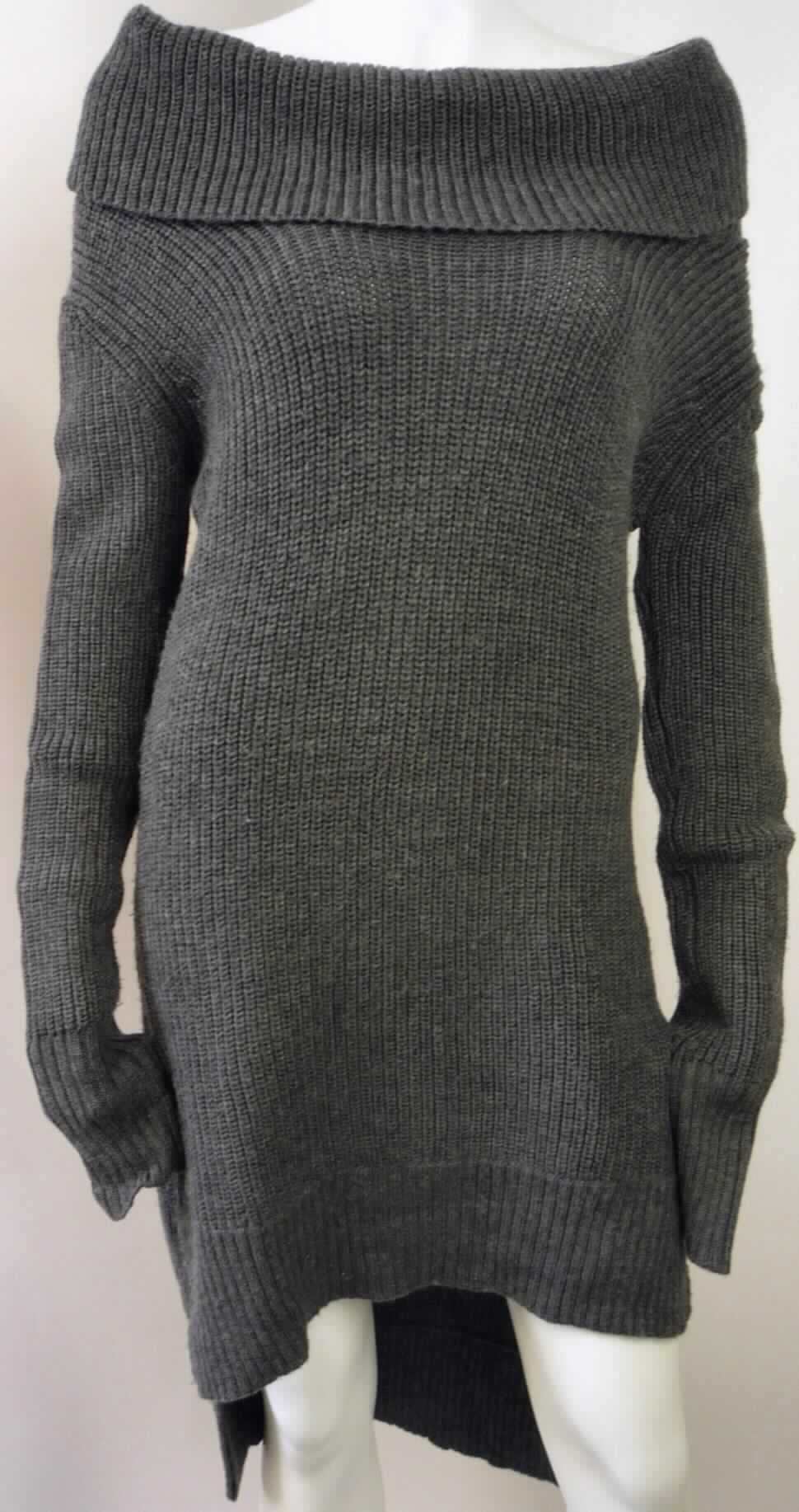Kleid, sog. Blue Mountains Pullover, Artikel Nr. W03075, Größe S, Foto siehe Anlage,
- aus ca. 3,5 mm dicken, buntgestrickten Gestricken (melierte Garnen) aus lt. Antrag 100 % Merinowolle,
- den Schritt bedeckend (Rückenlänge: ca. 95 cm), vorn ca. 18 cm kürzer gearbeitet; kann aufgrund der Länge 
  ohne ein weiteres, den Unterkörper bedeckendes Kleidungsstück (Rock oder Hose) getragen werden,
- mit einem leicht halsfernen Rollkragen,
- ohne Öffnung und ohne Verschluss,
- mit langen Ärmeln mit verengenden Bündchen aus gerippt gestrickten Gestricken,
- am unteren Rand mit ca. 10 cm hochreichenden Seitenschlitzen und einem nicht verengenden Bund aus gerippt
  gestrickten Gestricken.

"Kleid, aus Gestricken, für Frauen, aus Wolle"