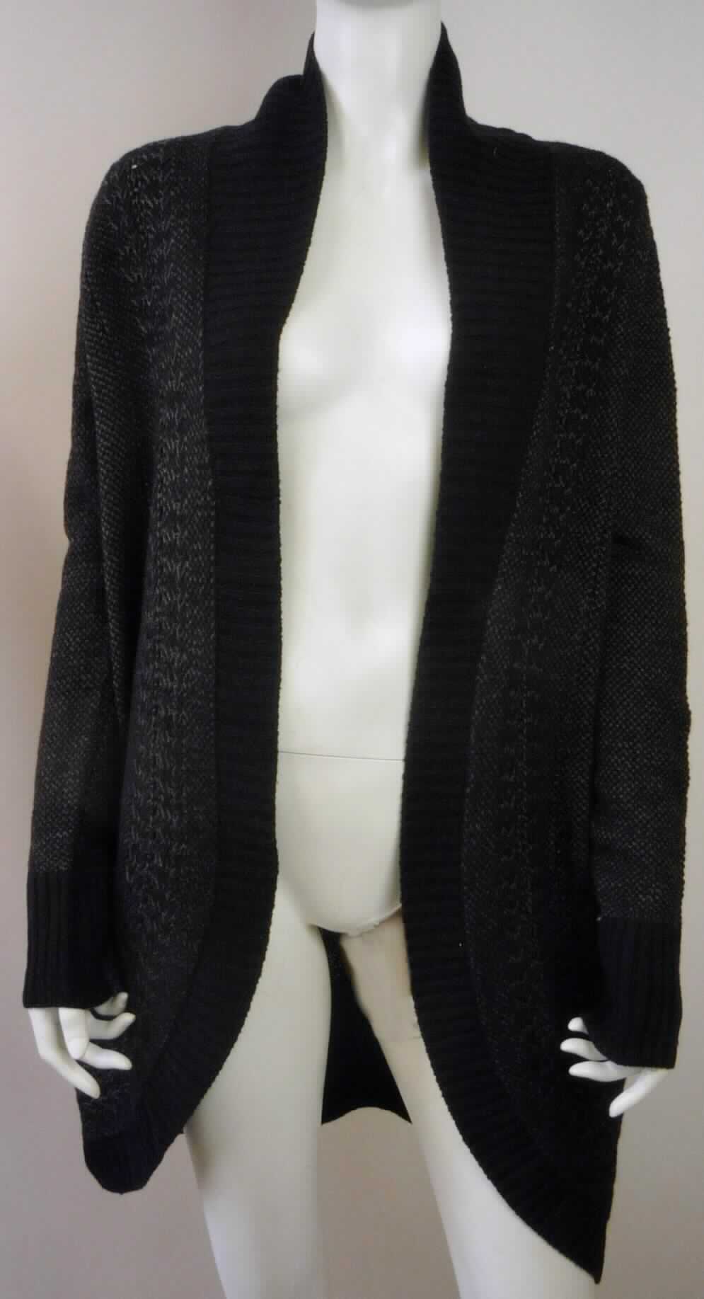 Andere Kleidung, sog. Sheffield Wrap Jacket, Artikel Nr. W03073, Größe S, Foto siehe Anlage,
- aus ca. 2,4 mm dicken, buntgestrickten Gestricken (aus verschiedenfarbigen Garnen) aus lt. Antrag
  100 % Merinowolle, 
- ungefüttert,
- über die Mitte der Oberschenkel hinausreichend (Rückenlänge: ca. 86 cm), somit nicht nur den Oberkörper 
  bedeckend (damit u. a. keine Strickjacke der Position 6110 und auch keine Jacke der Position 6104),
- mit Kragen,
- vorn mit einer durchgehenden Öffnung ohne Verschluss, 
- mit langen Ärmeln,
- mit zur Mitte hin abgerundeten Vorderteilen,
- am unteren Rand und an der Öffnung mit einer aufgenähten gerippt gestrickten, nicht verengenden 
  Randeinfassung,
- wird u. a. aufgrund des Materials und der Ausstattung (fehlender Verschluss an der Öffnung) nicht über jeder 
  anderen Kleidung zum Schutz gegen das Wetter getragen, somit kein Mantel der Position 6102.

"Kleidung, andere als in den Positionen 6101 bis 6113 genannte, aus Gestricken, aus Wolle"