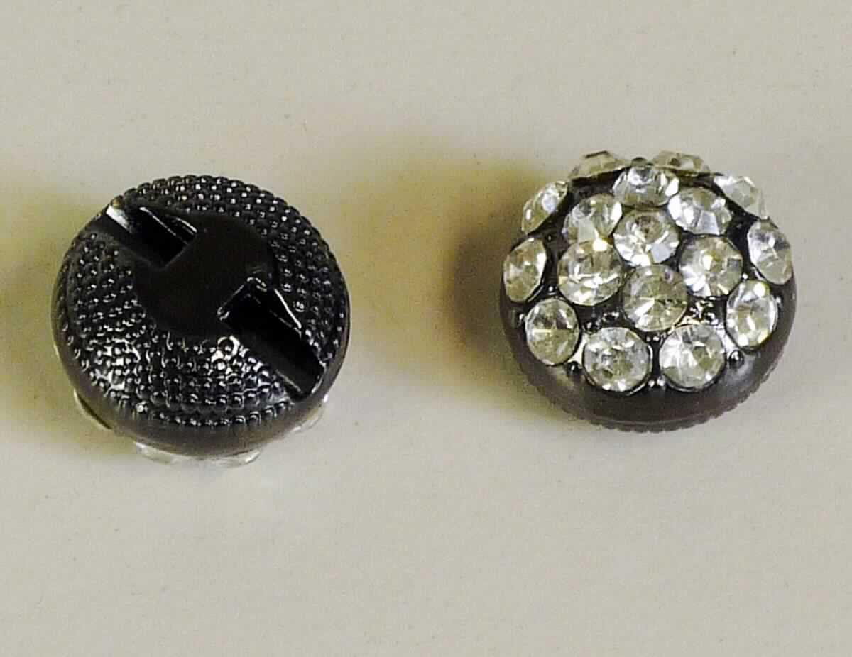 Es handelt sich bei der Ware "Fantasieschmuck Zierknöpfe aus unedlem Metall" um einen mit Strasssteinen aus Kunststoff besetzten schwarzen Knopf mit einer Öse zum Aufziehen und Festnähen; Durchmesser 8 mm. 

Ein charakterbestimmender Stoff kann nicht ermittelt werden, so dass die Einreihung in die zuletzt genannte, der in Betracht kommenden Unterpositionen erfolgt. 

Die Ware ist als "Knöpfe, keine Druckknöpfe, aus unedlem Metall, nicht mit Spinnstoffen überzogen" einzureihen.