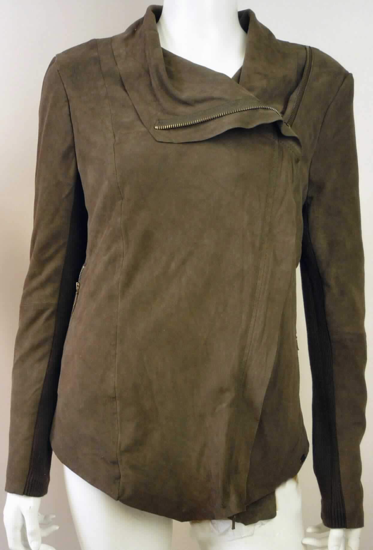 Kleidung aus Leder, Jacke für Frauen, Abbildung siehe Anlage, 
- aus verschiedenen Stoffen zusammengesetzte Ware, bestehend aus: 
- - Leder am Vorderteil, an den oberen Seiten der Ärmel und dem Kragen,
- - Spinnstoffen (Gewirke) am Rückenteil und in Form eines schmalen Streifens an 
    der unteren Seite der Ärmel, 
- nach dem Umfang und aufgrund des Wertes bestimmt das Leder den wesentlichen 
  Charakter der zusammengesetzten Ware, 
- mit langen Ärmeln und einem Kragen, 
- vorne mit einer durchgehenden Öffnung mit einem schrägverlaufenden, verdeckten 
  Reißverschluss, 
- mit zwei eingesetzten Taschen, verschließbar mit einem Reißverschluss,
- teilweise gefüttert, 
- mit einer Rückenlänge von ca. 54 cm (Größe S). 

"Kleidung (Jacke), aus Leder"