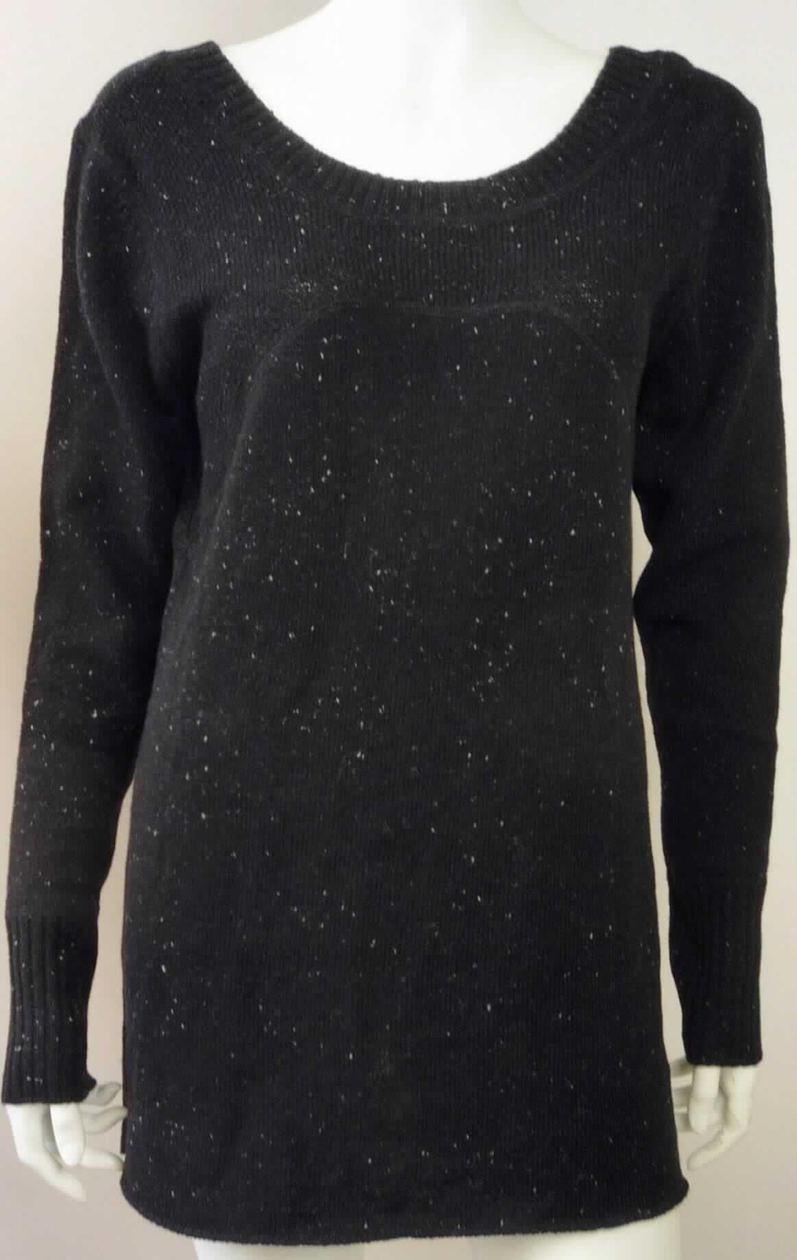 Pullover, sog. Katoomba Pullover, Artikel Nr. W03077, Größe S, Foto siehe Anlage,
- aus ca. 1,8 mm dicken, buntgewirkten Gewirken (aus melierten Garnen) aus lt. Antrag 100% Wolle,
- mit einem Stückgewicht von ca. 245 g,
- über den Schritt reichend (Rückenlänge: ca. 73 cm),
- mit einem leicht halsfernen, runden Ausschnitt,
- ohne Öffnung und ohne Verschluss,
- ohne Merkmale, die auf einen bestimmten Trägerkreis hinweisen (unisex),
- mit langen Ärmeln, mit angenähten, gerippt gewirkten Bündchen,
- mit einem nicht verengenden, abgepasst gewirkten Abschluss am unteren Rand.

"Pullover, aus Gewirken, aus Wolle, mit einem Stückgewicht von weniger als 600 g, für Frauen"
