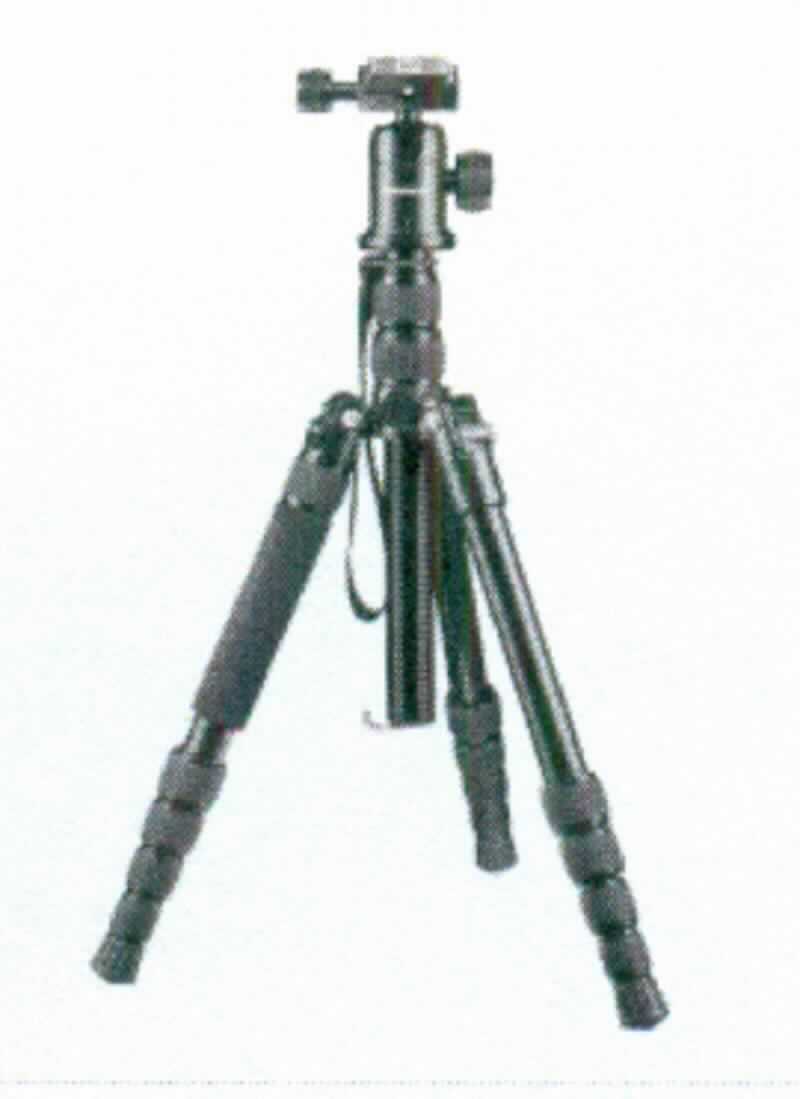 Bei dem sog. "mantona Reisestativ DSLM Travel mit Kugelkopf sw" (Art. Nr.19880) bezeichneten Erzeugnis handelt es sich um ein Stativ für Kameras, aus Aluminium. Es verfügt im Wesentlichen über drei Beinsegmente, einer Mittelsäule und zwei Wasserwaagen, eine für das Hoch-, die andere für das Querformat. Das Stativ verfügt sowohl über 1/4 als auch über 3/8 Zoll Gewinde für Fotokameras, wiegt ca. 1313 Gramm und kann auf eine maximale Höhe von 1430 mm ausgezogen werden. Das Stativ kann auch als Einbein-Stativ genutzt werden. Charakterbestimmender Bestandteil, des aus diesen zwei Bestandteilen zusammengesetzte Ware ist im Hinblick auf die Verwendung, das Stativ.

Das Stativ ist in einer passgenau gestalteten Tasche verpackt.

Das Erzeugnis wird als "Dreibeinstativ von der für Fotoapparate und Digitalkameras verwendeten Art" eingereiht.