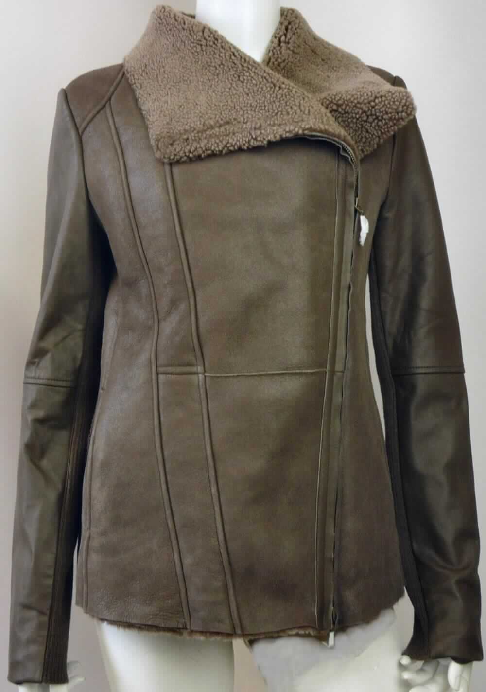 Kleidung aus Pelzfellen, Jacke für Frauen, Abbildung siehe Anlage, 
- aus verschiedenen Stoffen, zusammengesetzte Ware, bestehend aus: 
- - Pelzfellen aus gewachsenem, mit dem Haarkleid gegerbtem Schaffell, wobei die 
    Fleischseite als Außenseite gearbeitet ist; das Vorderteil und den Kragen bildend, 
- - Spinnstoffen (Gewirke) am Rückenteil und in Form eines Streifens an der Unterseite 
    der Ärmel, 
- - aus Leder an der Oberseite der Ärmel, 
- nach dem Umfang und aufgrund des Wertes bestimmt das Pelzfell den wesentlichen 
  Charakter der zusammengesetzten Ware, 
- mit langen Ärmeln und einem Kragen, 
- vorne mit einer durchgehenden Öffnung mit einem schrägverlaufenden Reißverschluss, 
- mit zwei eingesetzten Taschen an den Seiten, ohne Verschluss,
- mit einer Rückenlänge von ca. 64 cm (Größe S).

"Kleidung (Jacke), aus Pelzfellen (Schaffell)"