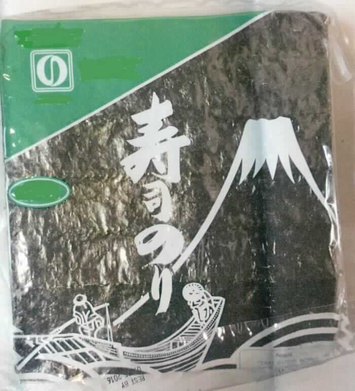 Meeresalgenblätter, geröstet.

Antragsangaben: Meeresalgen, geröstet (Yakinori); Nährwertangaben (je 100 g): 5,3 g Kohlenhydrate, davon < 0,5 g Zucker. Verwendung: zur Herstellung von Sushi. 

Beschaffenheit des zur vZTA DE 8878/12-1 vorgelegten Warenmusters: dünne, dunkelgrüne, nahezu quadratische Blätter aus augenscheinlich gepressten Algen, die in einem halbtransparenten Kunststoffbeutel mit Drucknahtverschluss aufgemacht sind. Warenaufschrift (auszugsweise, mehrsprachig): "YAKI SUSHI NORI, NET WT 270G (100sheets); Roasted seaweed."
Zusatz von Alkohol (gemäß Angabe): nicht enthalten. 
Zusatz von Zucker i. S. der ZAnm 2 a) 2. Anstrich und der ZAnm 3 2.Anstrich zu Kap 20 (gemäß Angabe): nicht enthalten.

Die vorliegende Ware ist wegen des Röstens über das in der Position 1212 der KN inbegriffene Maß hinausgehend zubereitet.

Früchte, Nüsse und andere genießbare Pflanzenteile, in anderer Weise zubereitet oder haltbar gemacht, auch mit Zusatz von Zucker, anderen Süßmitteln oder Alkohol, anderweit weder genannt noch inbegriffen, andere als in den Unterpositionen 2008 11 bis 2008 97 der KN genannt, ohne Zusatz von Alkohol, ohne Zusatz von Zucker, andere, andere.