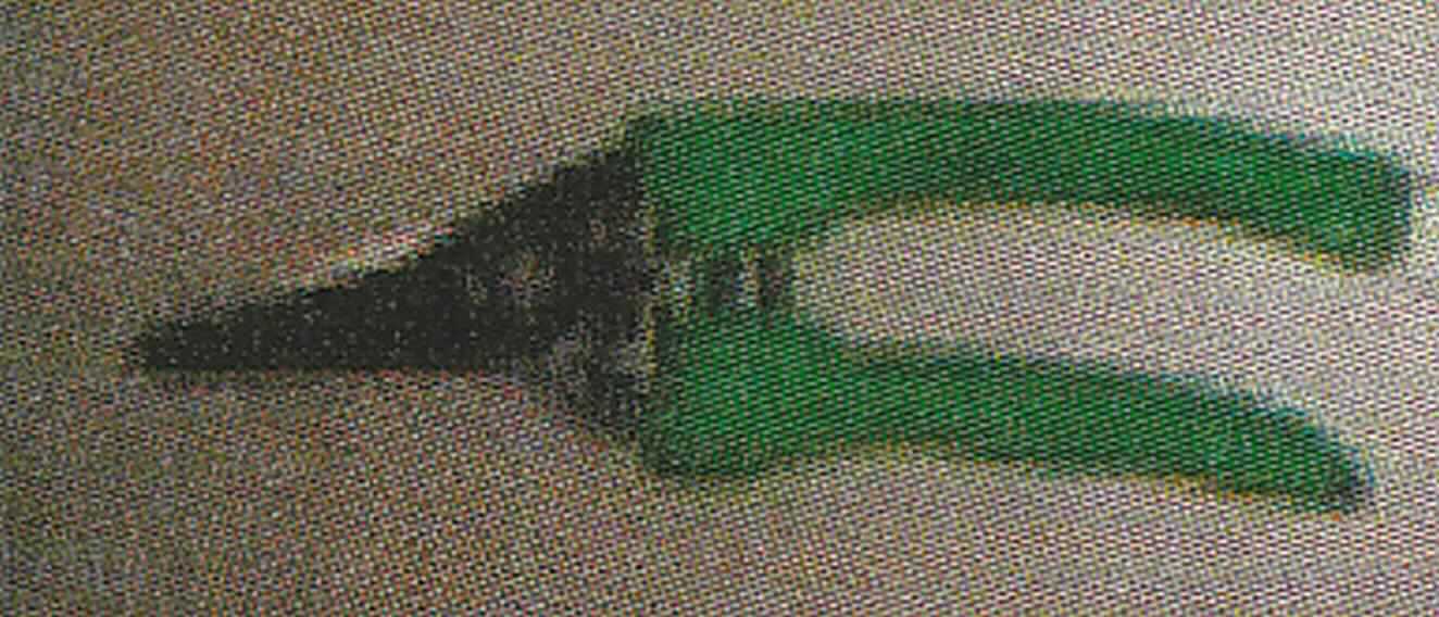 Sog. Universalschere

- mit einer Hand zu betätigende Schere mit zwei geraden Klingen aus
  Stahl (arbeitender Teil)

- mit einer Feder und einer Arretierung ausgestattet

- mit Griffen aus Kunststoff, die an den Enden keine ringförmigen Ösen
  zum Durchstecken der Finger aufweisen

- beide Arme bewegen sich um einen Stift, der bei ungefähr 3/4 der
  Länge angebracht ist

- zur Verwendung im Haushalt und Garten geeignet

- mit einem mit Produktinformationen bedruckten Pappanhänger für den
  Einzelverkauf aufgemacht

-Antragstellerangaben-

Abbildung siehe Anlage.

Derartige Erzeugnisse gehören als "den Gartenscheren oder Rosenscheren ähnliche, mit einer Hand zu betätigende Scheren, mit arbeitendem Teil aus unedlem Metall" zum TARIC-Code 8201 5000 00.