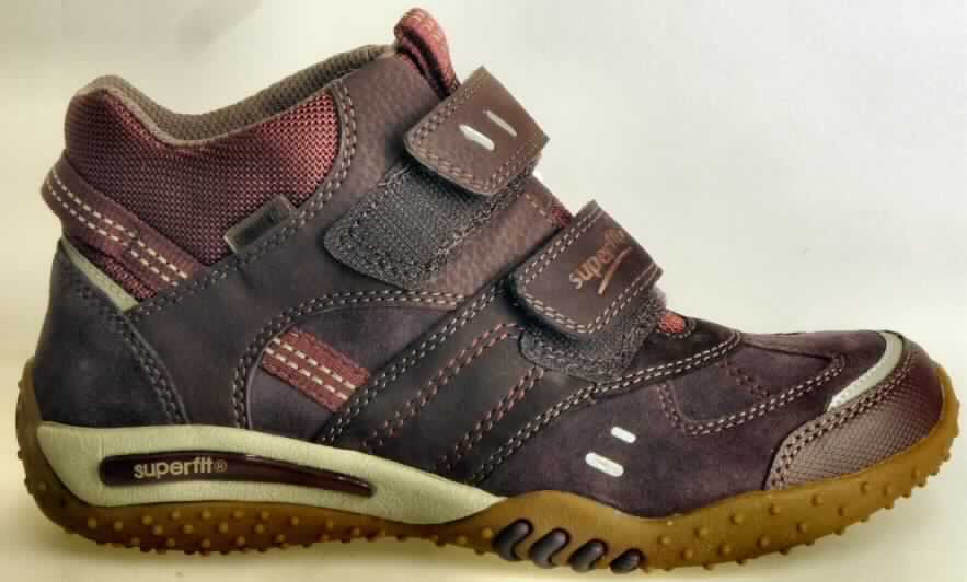 Trainingsschuhähnliche Schuhe (lt. Antrag: "Kindertrainingsschuh; Art. 229/9 Größe 33", Foto siehe Anlage)
- mit Laufsohlen aus (lt. Antrag) Kautschuk; ohne Hauptsohle aus Holz,
- mit Oberteil (geschlossenes Blatt) aus Leder (den größten Teil der Außenfläche bildend),
  Kunststoff (Spinnstoff mit einer mit dem bloßen Auge wahrnehmbaren Außenschicht aus 
  Kunststoff) und Spinnstoff,
- auf das Oberteil sind Stücke aus Kunststoff und Spinnstoff als Verstärkungsteile aufgesetzt,
- mit Klettverschluss,
- nicht mit Dornen, Krampen, Klammern, Stollen oder ähnlichen Vorrichtungen
  versehen oder für deren Anbringung hergerichtet (keine Sportschuhe),
- ohne Schutz in der Vorderkappe,
- den Knöchel, jedoch nicht die Wade bedeckend,
- mit einer Länge der Innensohle von weniger als 24 cm,
- nach Spezialtechniken hergestellt, mit einem cif-Preis je Paar (lt. Antrag) 
  von mehr als 7,50 Euro, mit mehrlagiger, geformter, stoßdämpfende Eigenschaften 
  aufweisender Sohle aus synthetischen Stoffen

"Schuhe mit Laufsohlen aus Kautschuk und Oberteil aus Leder, andere als in den UPos.
6403 1200 bis 6403 9105 genannt, den Knöchel, jedoch nicht die Wade bedeckend, mit
einer Länge der Innensohle von weniger als 24 cm, nach Spezialtechniken hergestellt"