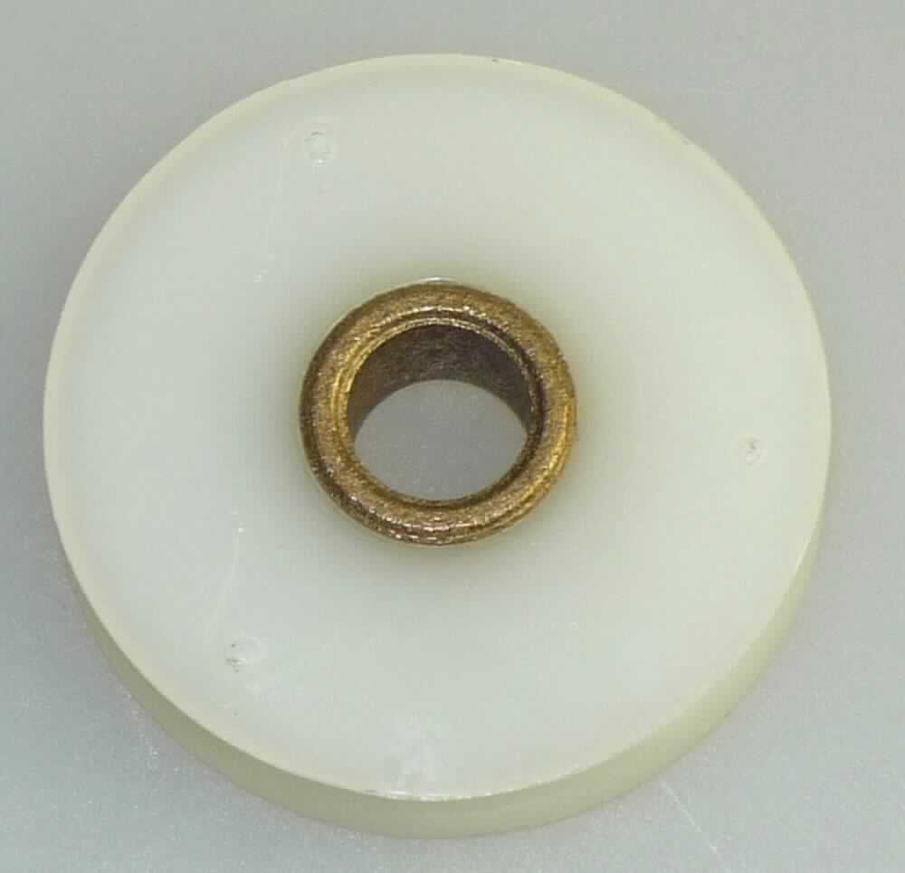 Bei Ware handelt es sich um eine sogenannte Umlenkrolle (Art.Nr.: MPU22564), eine Riemen-/Seilscheibe aus Kunststoff mit einem Gleitlager aus Sinterbronze und mit umlaufender, keilförmiger Seilrille darstellend.

Die ca. 6 mm dicke und im Außendurchmesser ca. 27 mm große Ware wird zur Richtungsumlenkung von Seilen im Bereich des Sonnenschutzes verwendet.

Das Erzeugnis ist als "Riemen- und Seilscheiben, aus Kunststoff, nicht für zivile Luftfahrzeuge" einzureihen.