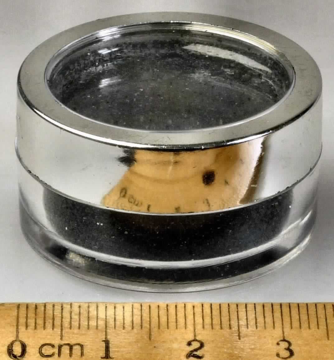 Angaben des Antragstellers: 
Glitzer-Puder zur Verzierung von Fingernägeln. Die Partikel bestehen zu 99 % aus PET (Polyethylenterephthalat) und zu ca. 1 % aus diversen Farbpigmenten. Das Glitzer-Puder ist in einer Kunststoffverpackung (Dose) für den Einzelhandel aufgemacht.

Untersuchungsergebnisse an einem Warenmuster:
Schwarze, sehr feine, flache, überwiegend hexagonale Partikel abgefüllt in einer runden, transparenten Kunststoffdose mit Schraubdeckel.

Befund:
Es liegt Polyethylenterephthalat in Primärform im Sinne der Position 3907 vor.