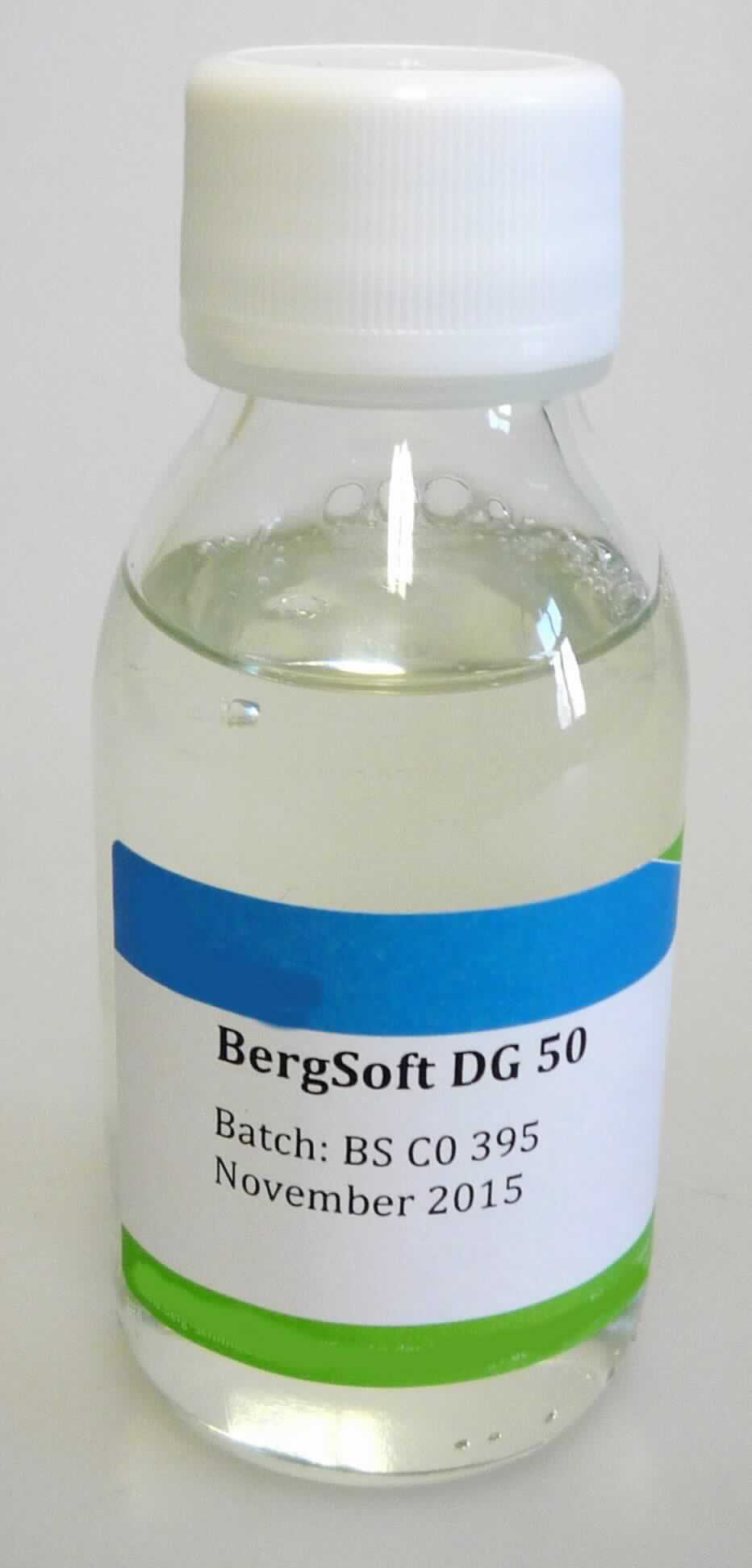 Angaben: 
BergaSoft DG 50; zur Produktion von Kosmetika und für industrielle Anwendungen.

Warenbeschreibung: 
Viskose, gelbliche Flüssigkeit. Die Ware ist in 0,5%iger Lösung bei 20°C mit Wasser mischbar und setzt die Oberflächenspannung des Wassers auf weniger als 45 dyn/cm herab. 
 
Befund: 
organisch grenzflächenaktiver Stoff; nicht ionogen wirkend
