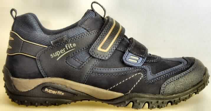 Trainingsschuhähnliche Schuhe (lt. Antrag: "Bubentrainingsschuh ; Art. 362/9 Größe 33", Foto siehe Anlage)
- mit Laufsohlen aus (lt. Antrag) Kautschuk; ohne Hauptsohle aus Holz,
- mit Oberteil (geschlossenes Blatt) aus Leder (den größten Teil der Außenfläche bildend),
  Kunststoff (Spinnstoff mit einer mit dem bloßen Auge wahrnehmbaren Außenschicht aus 
  Kunststoff) und Spinnstoff,
- auf das Oberteil sind Stücke aus Kunststoff als Verstärkungsteile aufgesetzt,
- mit Klettverschluss,
- nicht mit Dornen, Krampen, Klammern, Stollen oder ähnlichen Vorrichtungen
  versehen oder für deren Anbringung hergerichtet (keine Sportschuhe),
- ohne Schutz in der Vorderkappe,
- den Knöchel nicht bedeckend, 
- mit einer Länge der Innensohle von weniger als 24 cm,
- nach Spezialtechniken hergestellt, mit einem cif-Preis je Paar (lt. Antrag) 
  von mehr als 7,50 Euro, mit mehrlagiger, geformter, stoßdämpfende Eigenschaften 
  aufweisender Sohle aus synthetischen Stoffen

"Schuhe mit Laufsohlen aus Kautschuk und Oberteil aus Leder, andere als in den UPos.
6403 1200 bis 6403 9950 genannt, mit einer Länge der Innensohle von weniger als 24 cm,
nach Spezialtechniken hergestellt"