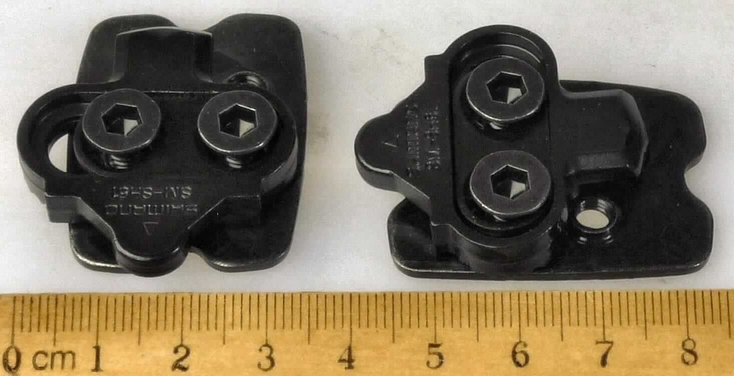 Schuhplatten für Radsportschuhe (Schuhteile; lt. Antrag: "SPD-Schuhplatten, monodirektionale Auslösung, 
komplett, Art-Nr.: Y-42498200", Foto siehe Anlage) bestehend aus:
- einer mit Gewindebohrungen versehenen Gegenplatte,
- einer Pedalplatte,
- einer Unterlegscheibe,
- und zwei Befestigungsschrauben,
- alle Teile aus unedlen Metallen,
- nicht handgearbeitet,
- die Schuhplatten werden auf der Unterseite der Schuhsohlen angeschraubt und
  ermöglichen dadurch eine feste Verbindung der Radsportschuhe mit sog. "Klick-Pedalen"

"Schuhteile, andere als in den Unterpositionen 6406 1010 10 bis 6406 9090 20 genannt"