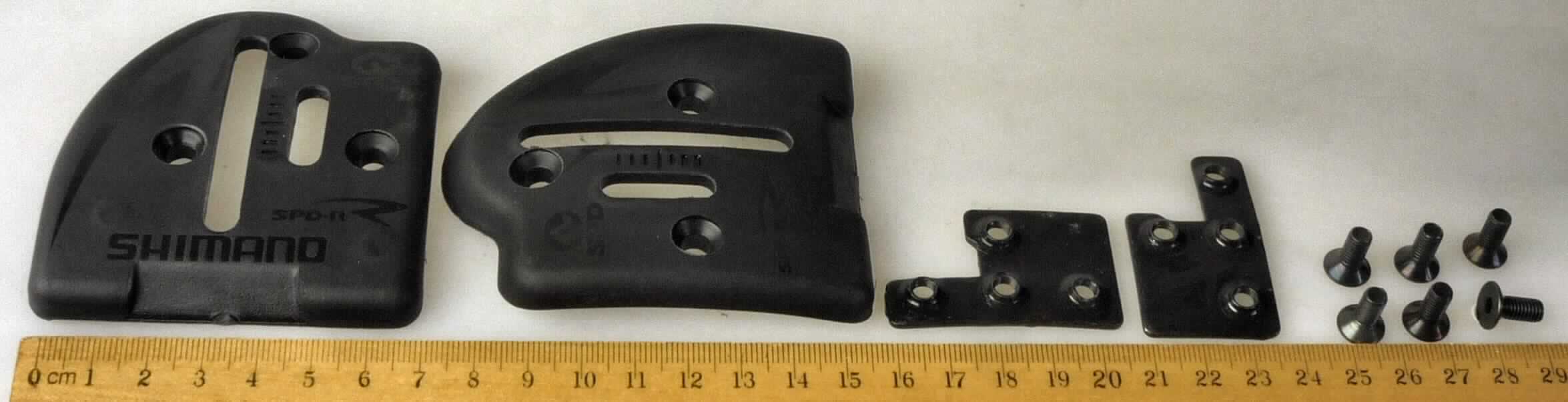 Adapterplatten für Radsportschuhe (Schuhteile; lt. Antrag: "Adapterplatte SM-SH85 für Rennradschuhe, 
Art-Nr.: E-SMSH85", Foto siehe Anlage) bestehend aus:
- einem Adapter aus Kunststoff, jeweils in Ausführung für den linken und rechten Schuh,
- einem mit Gewindebohrungen versehenen Adapter aus unedlem Metall, jeweils in Ausführung für 
  den linken und rechten Schuh,
- sechs Befestigungsschrauben aus unedlem Metall,
- nicht handgearbeitet,
- die Adapterplatten werden auf der Unterseite der Schuhsohlen angeschraubt und ermöglichen 
  dadurch die Verwendung von verschiedenen Pedalbefestigungsvorrichtungssystemen

"Schuhteile, andere als in den Unterpositionen 6406 1010 10 bis 6406 9090 20 genannt"